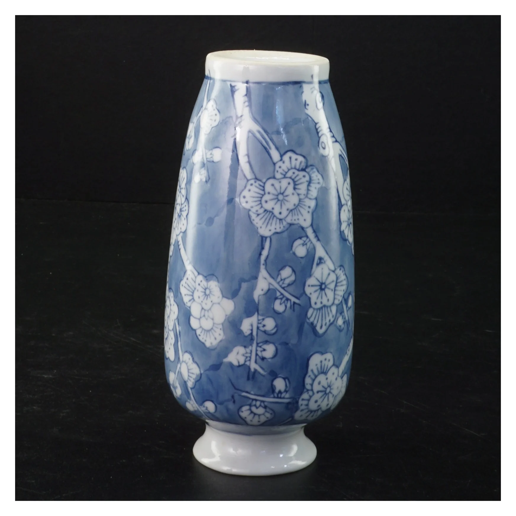 Blå og hvid porcelænsvase (str. 15 x 7 cm)