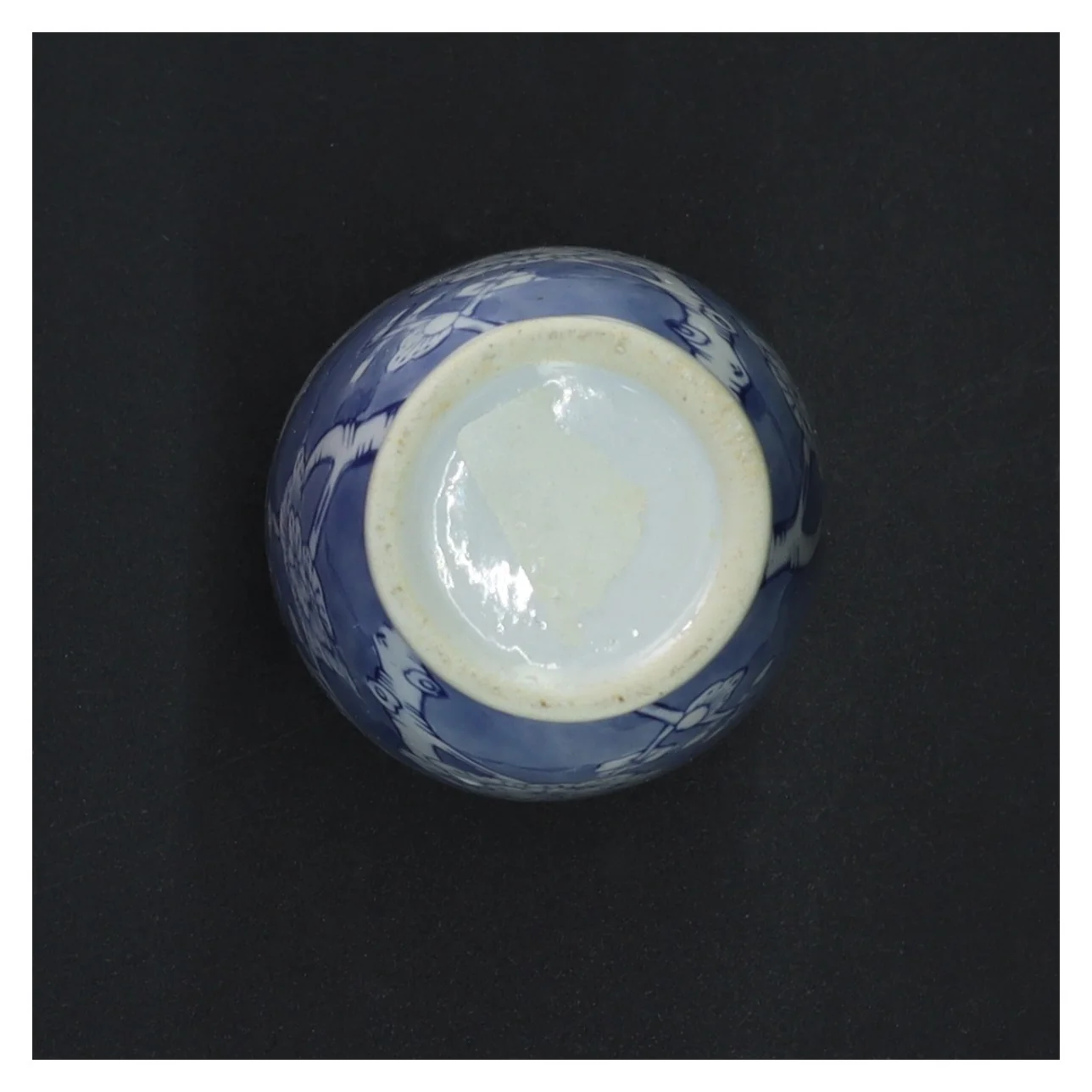 Blå og hvid porcelænsvase (str. 15 x 7 cm)