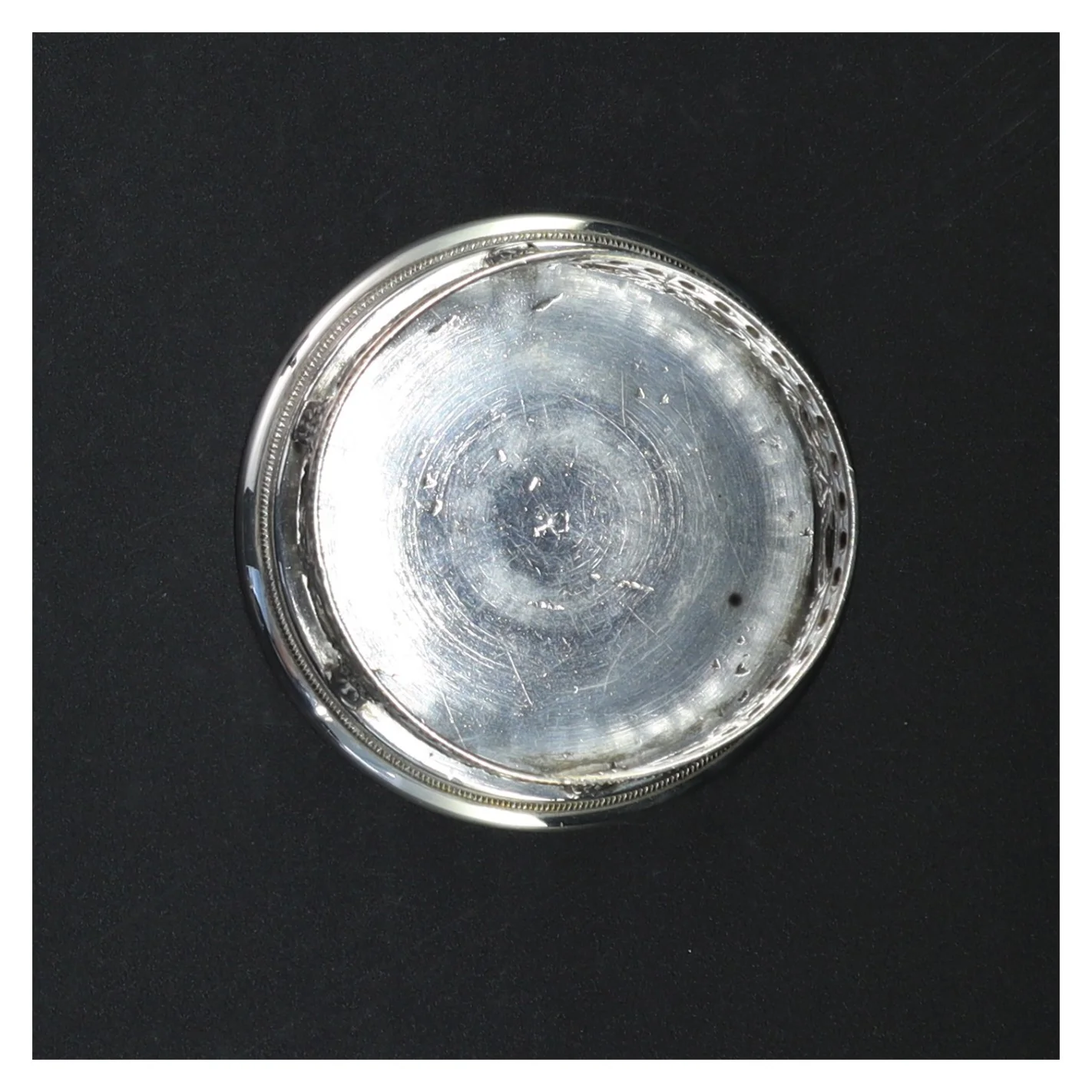 Sølvfarvet lysestage (str. 9 x 5 cm)