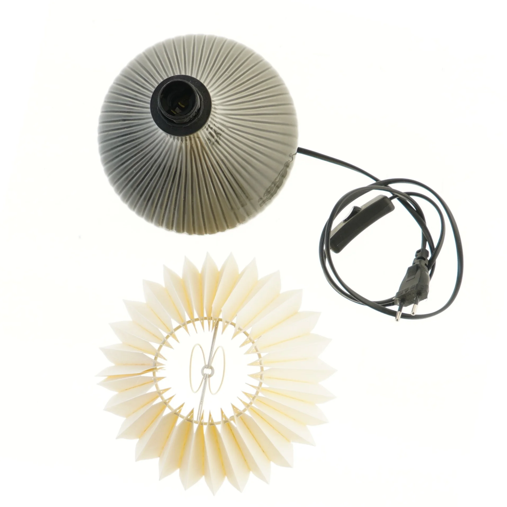 Bordlampe med skærm (str. Ø 16 cm)