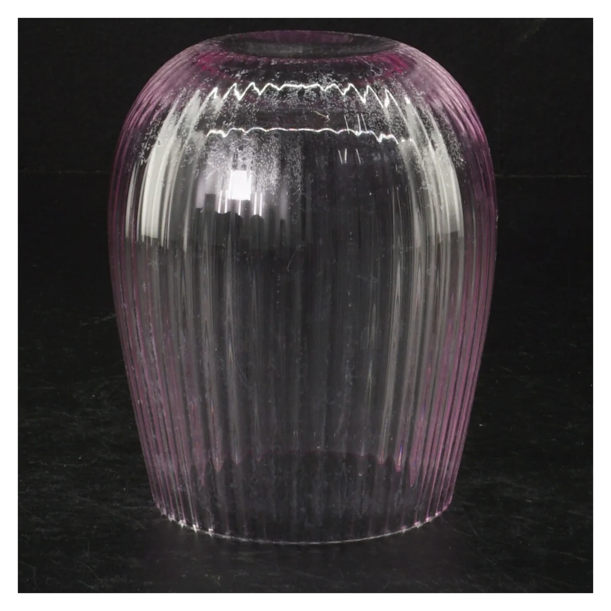 Glasvase med lilla kant (str. H12 cm)