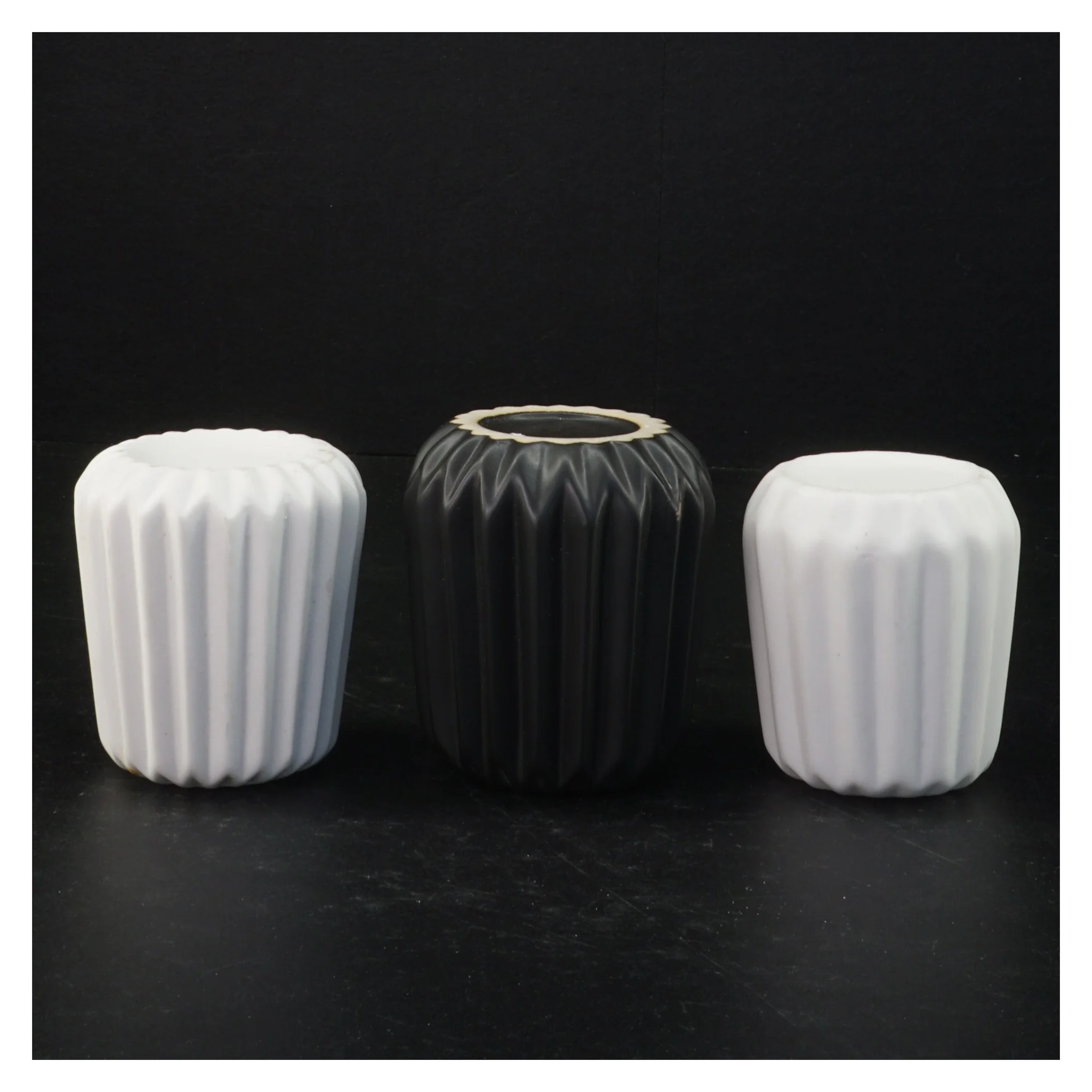 Keramikvaser i sort og hvid (str. 7,5 x 7 cm og, 7,7 x 7,5 cm og 8,5 x 8 cm)