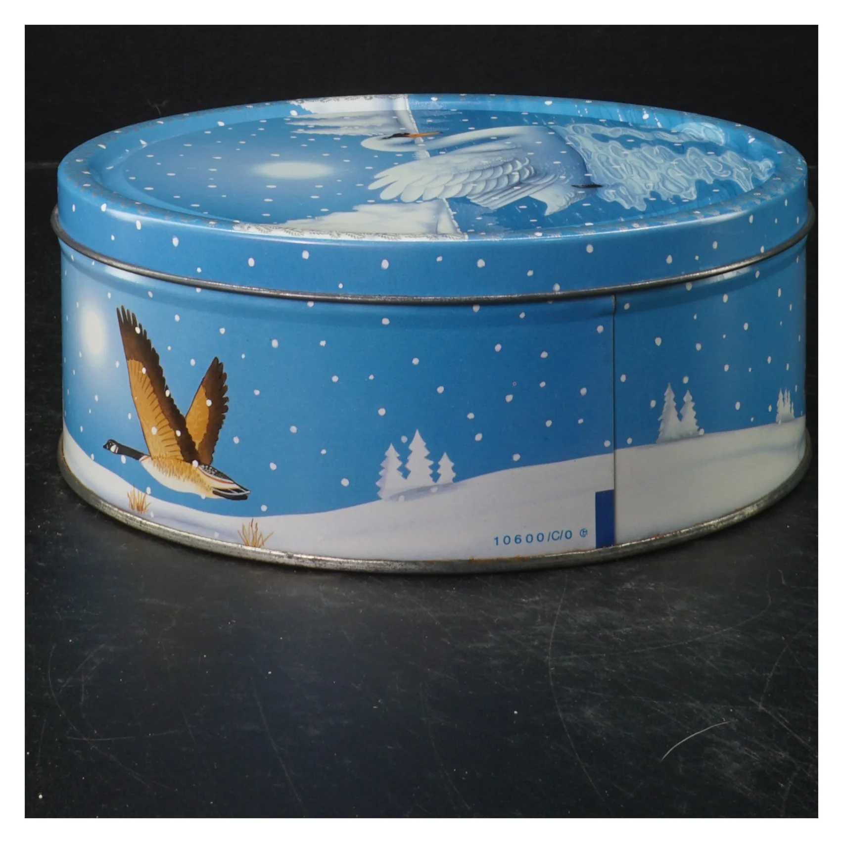 Dekorativ dåse med svanemotiv (str. Ø. 19 cm)