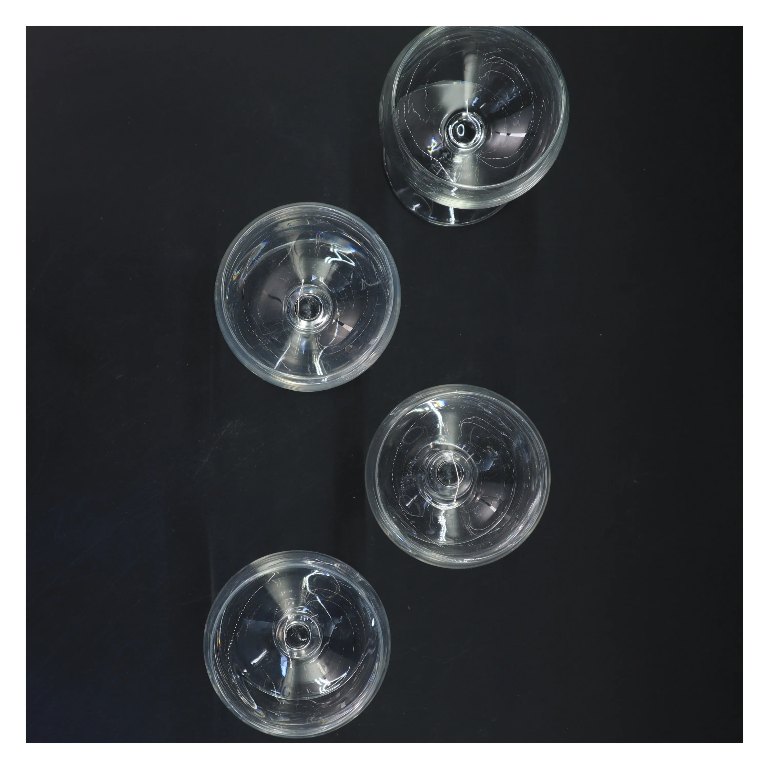 Sæt med fire vinglas (str. 14x7 cm)