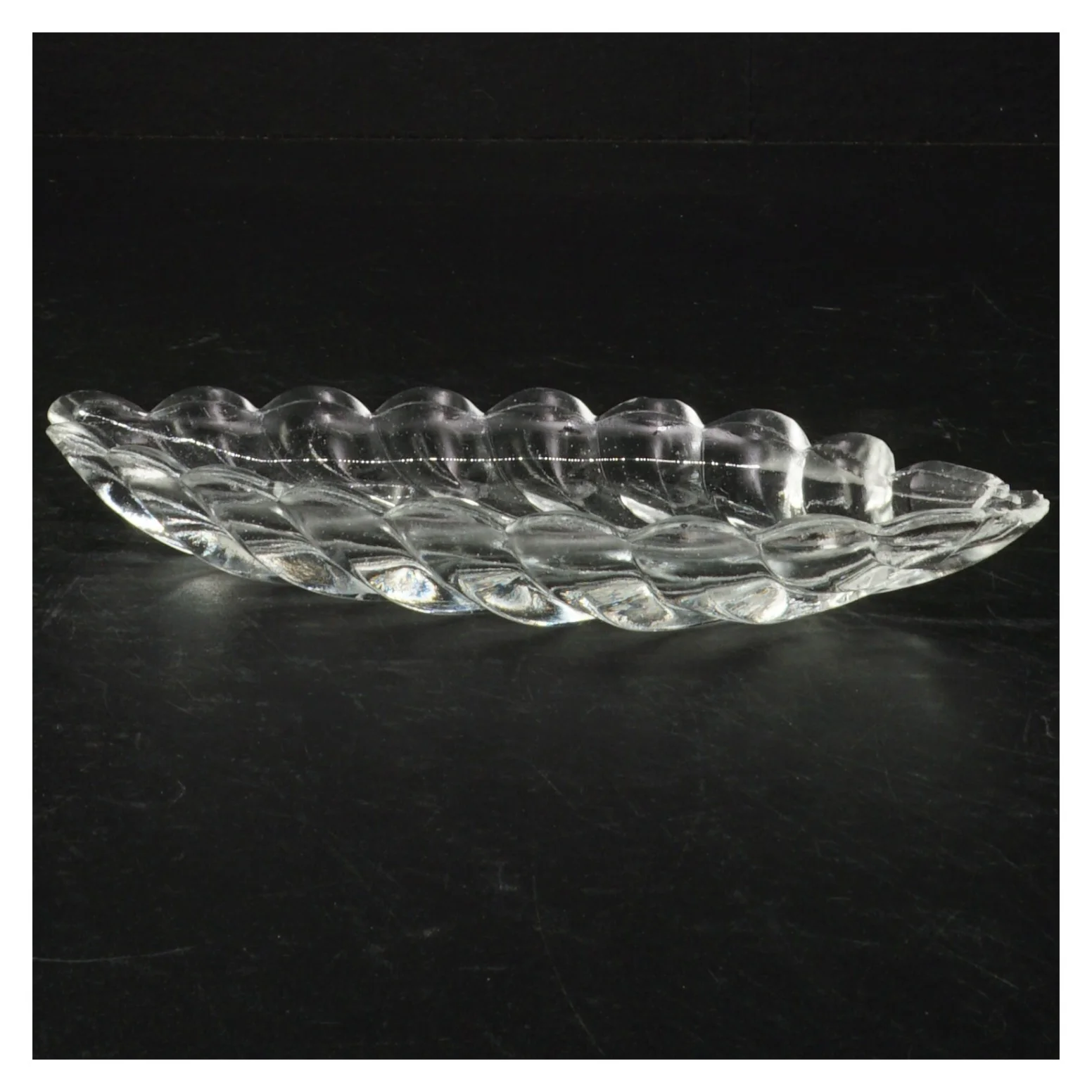 Gennemsigtig glasfad med bladform (str. 18 cm)