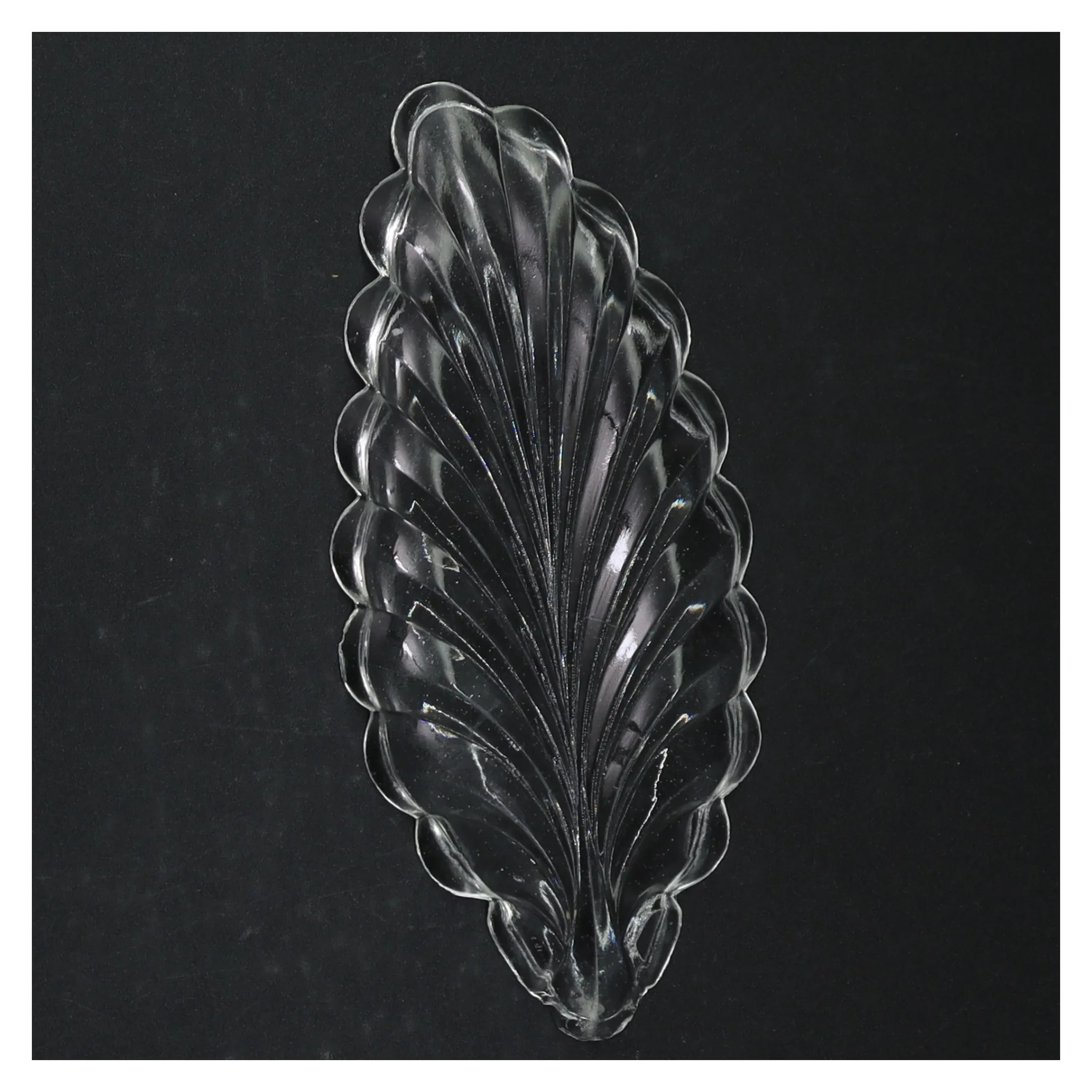 Gennemsigtig glasfad med bladform (str. 18 cm)