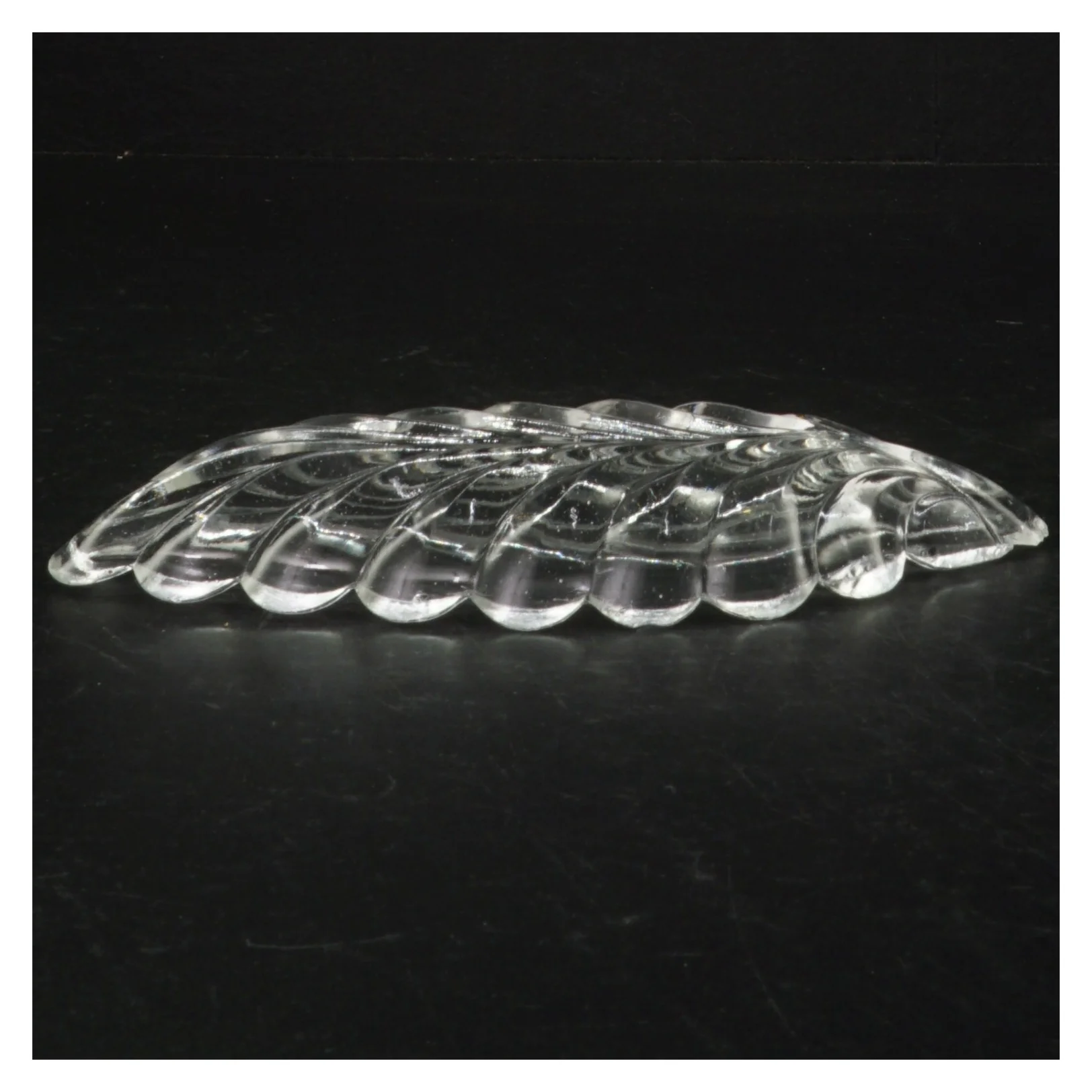 Gennemsigtig glasfad med bladform (str. 18 cm)