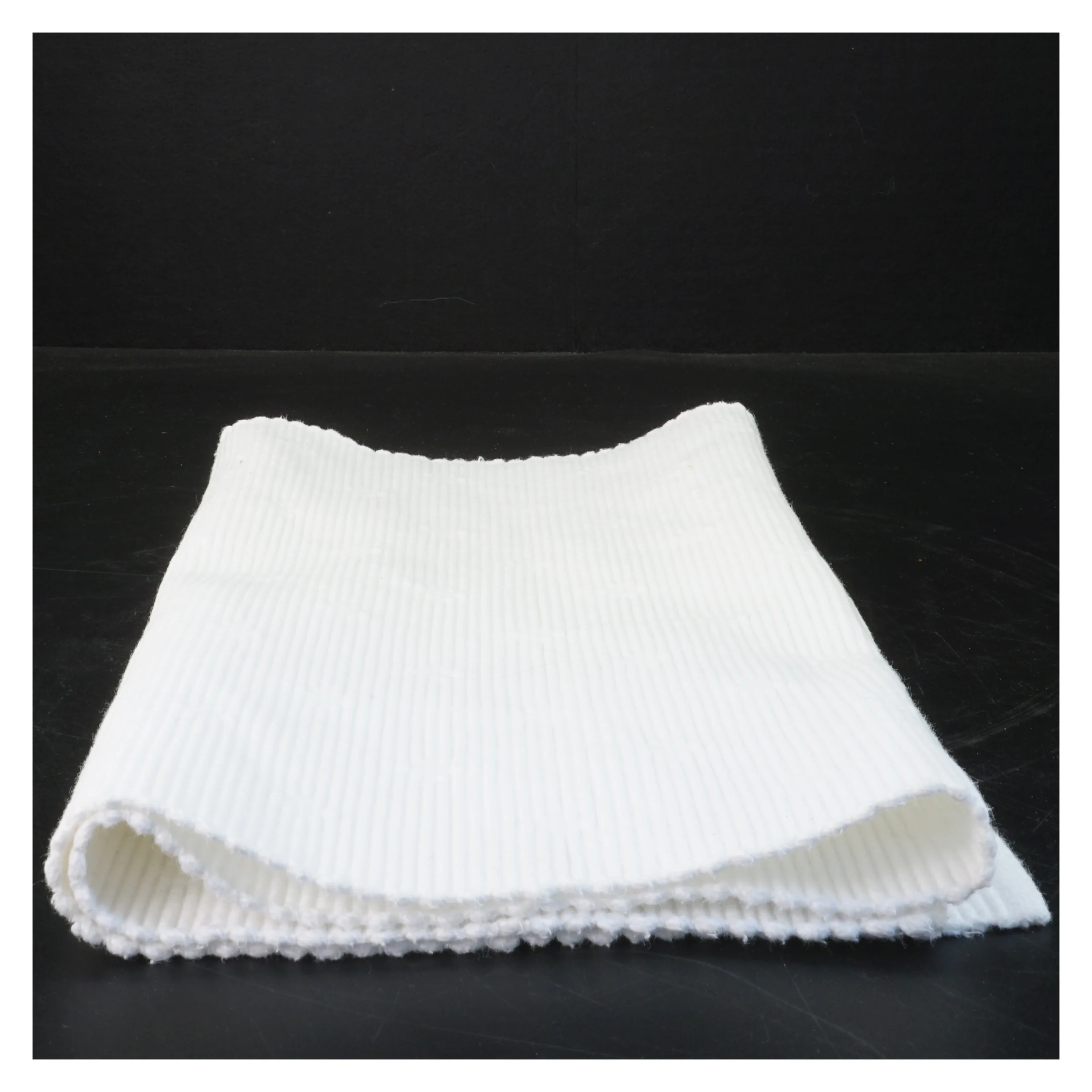 Hvid bordløber (str. 80x33 cm)