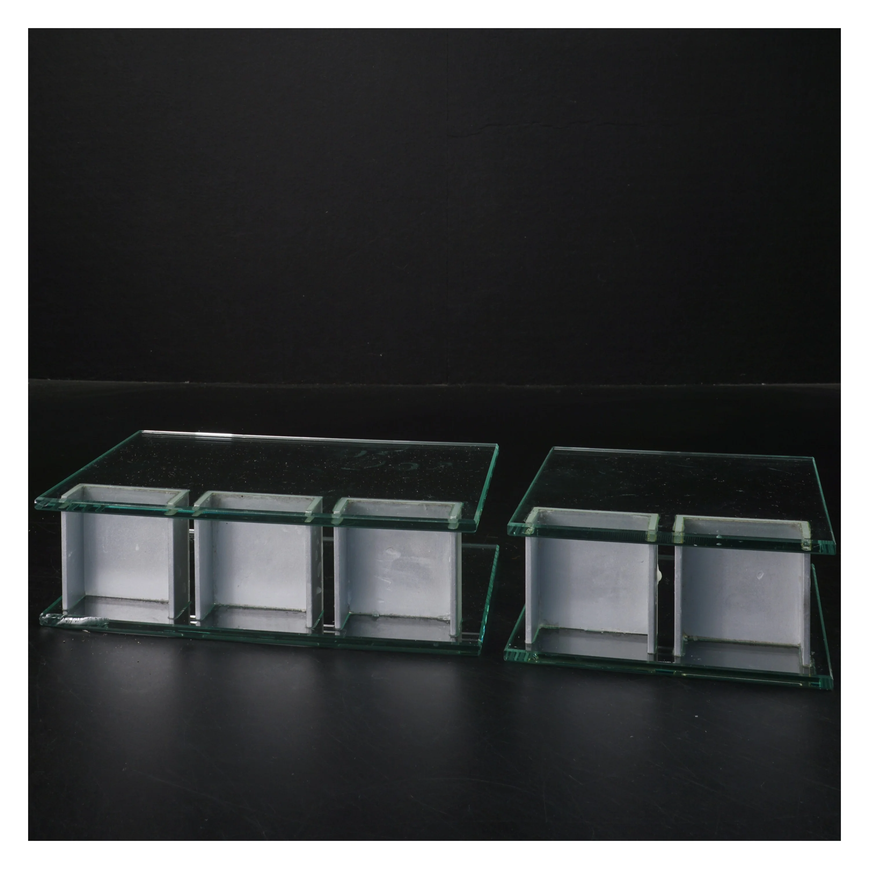 Glas fyrfadsstager  (str. 17x12x5&12x11,5x5 cm)