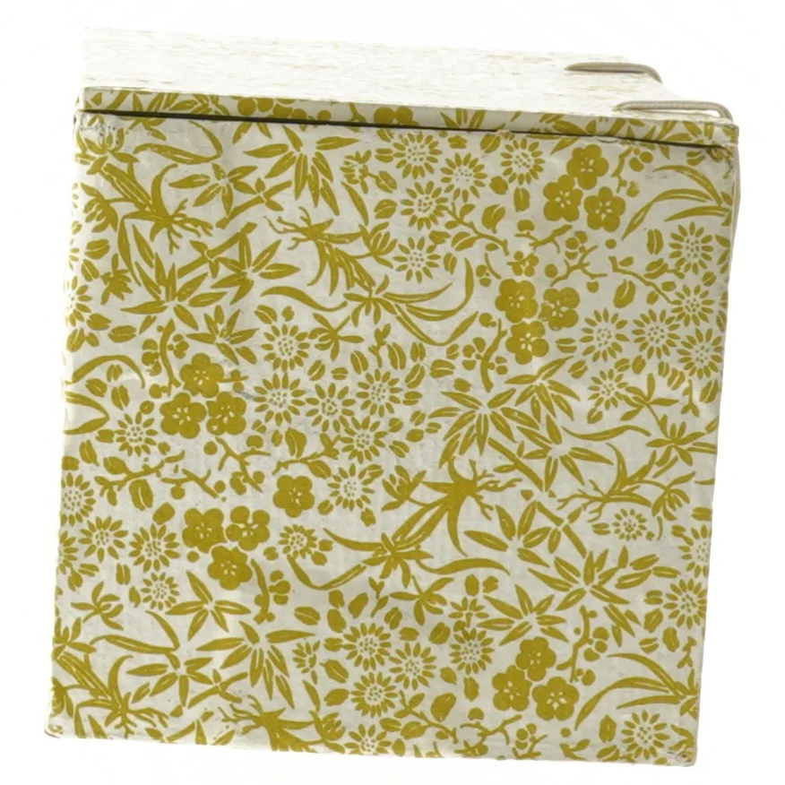 Dekorativ kasse i gul blomstermønster (str. 14,5x10x10 cm)