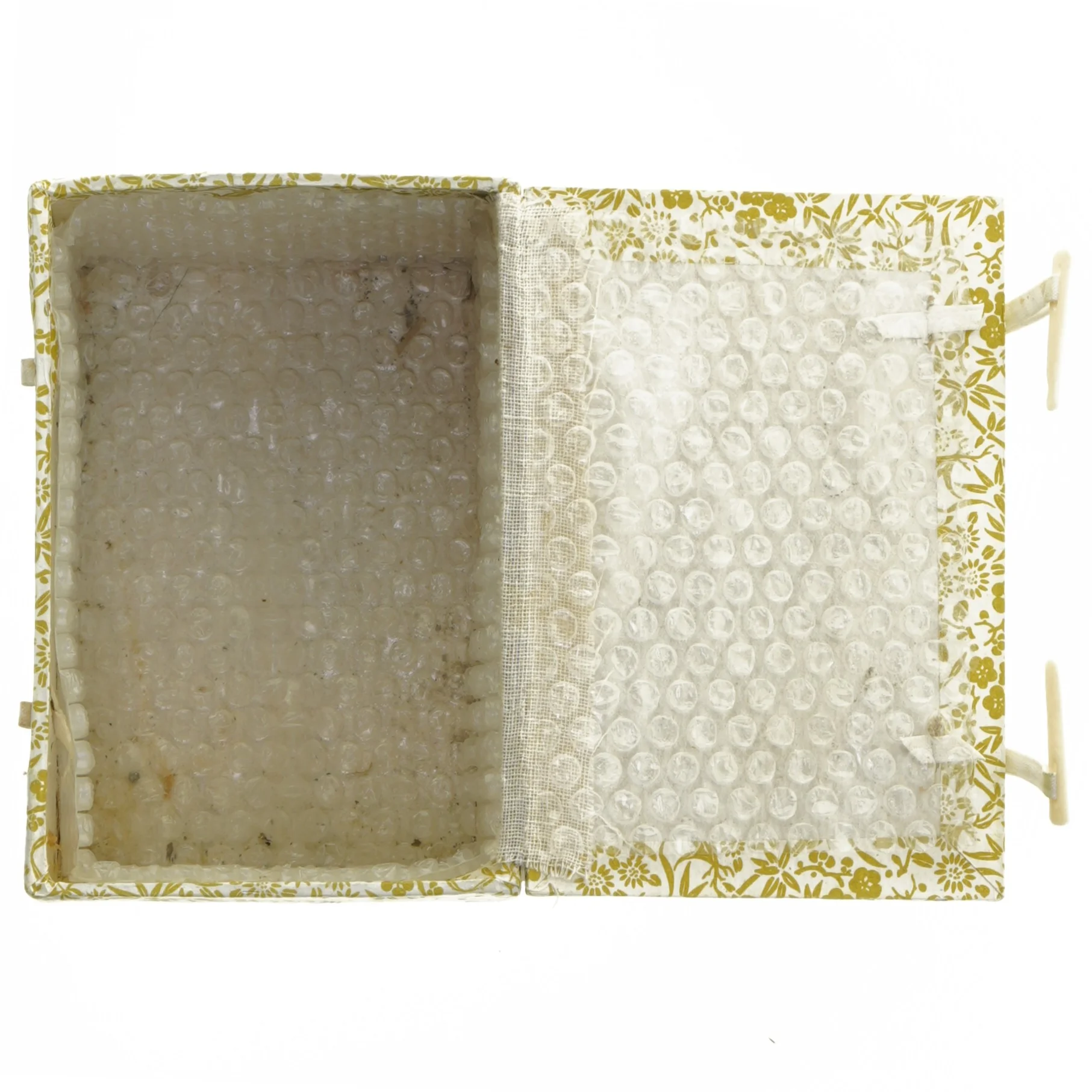 Dekorativ kasse i gul blomstermønster (str. 14,5x10x10 cm)