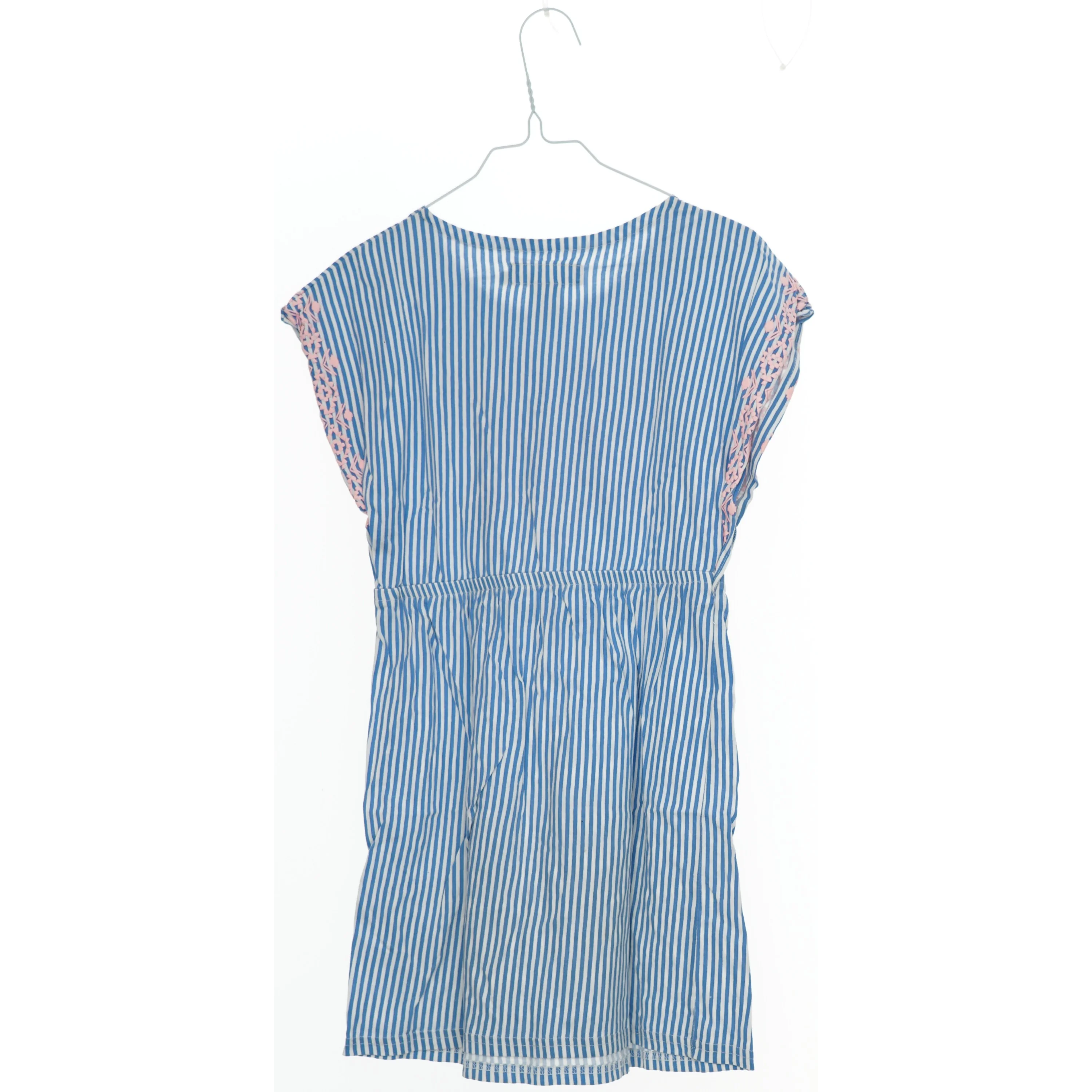 Børnekjole med striber og mønster fra L.O.G.G (str. 122)