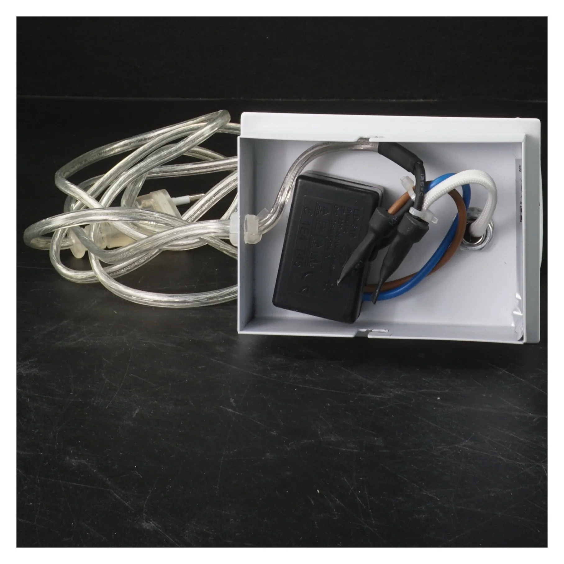 Spotlampe med ledning fra Mark Slöjd (str. 12x11x8 cm)