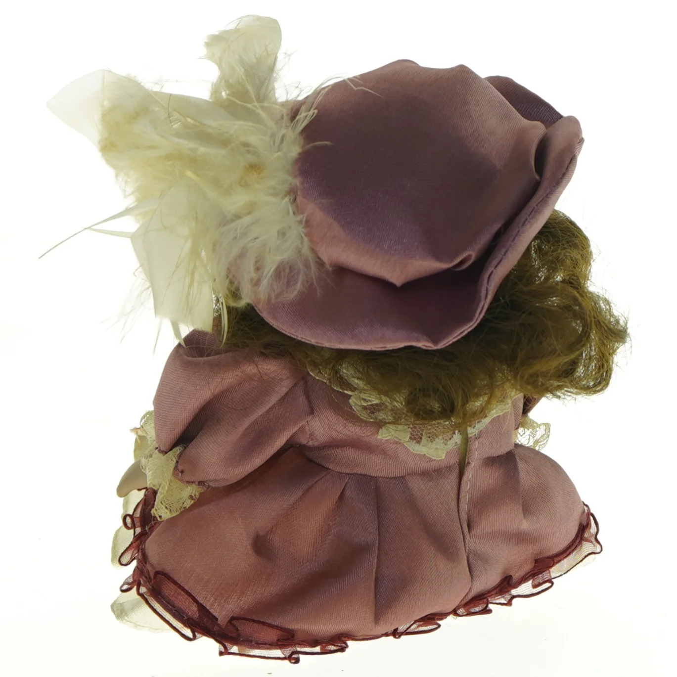 Porcelænsdukke med hat og fjerpynt (str. 16 x 8 cm)