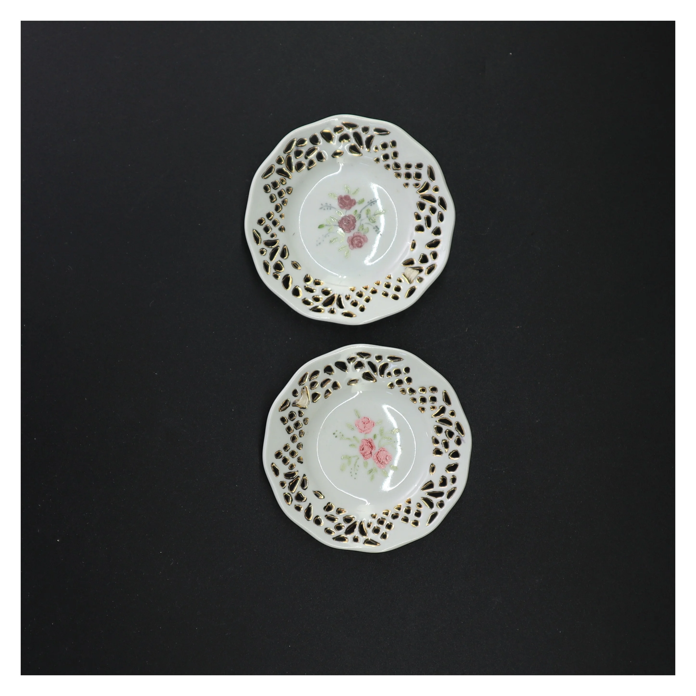 Små tallerkener med blomstermotiv (str. 10 x 10 cm)