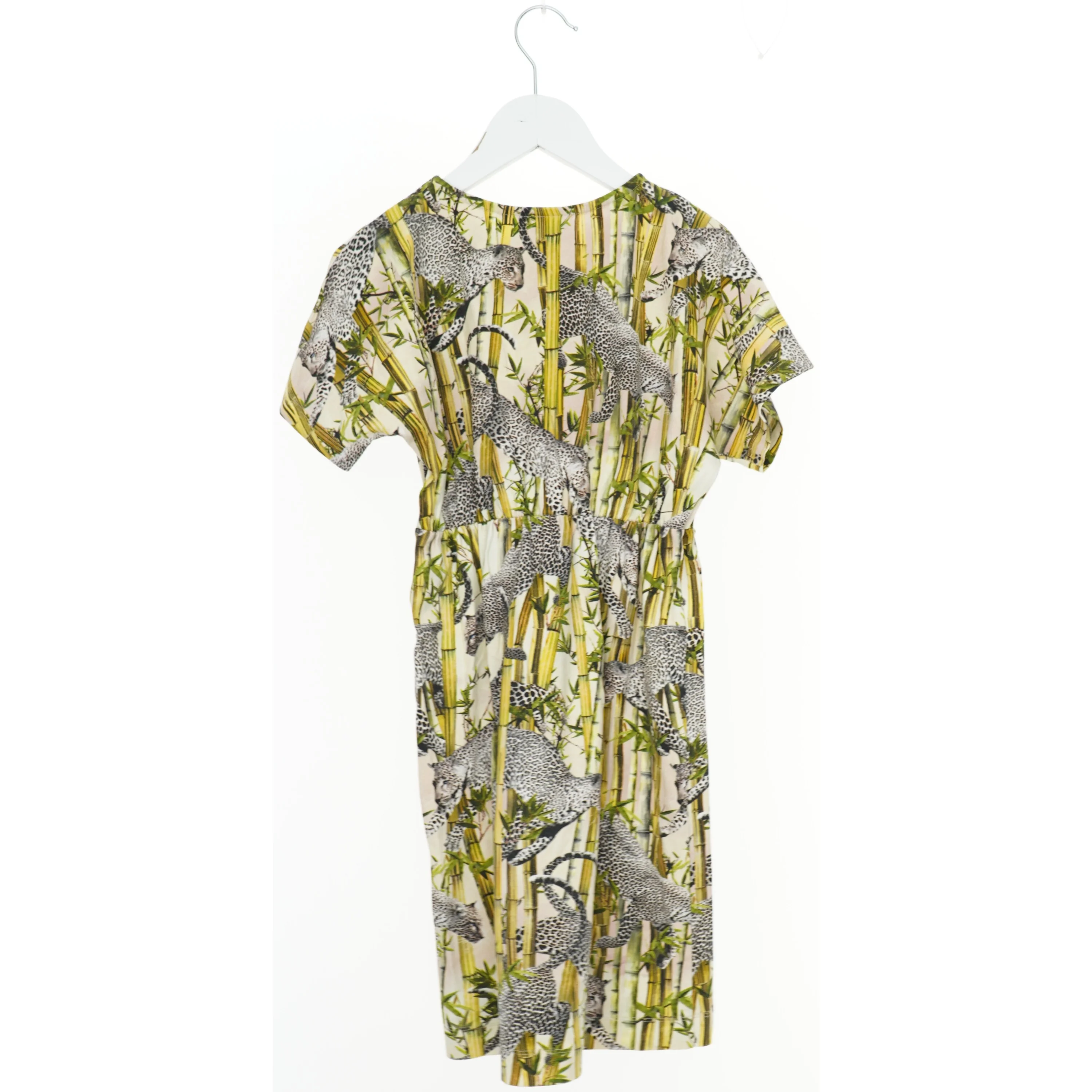 Kjole med leopardmønster og bambusmotiv fra Molo (str. 140)