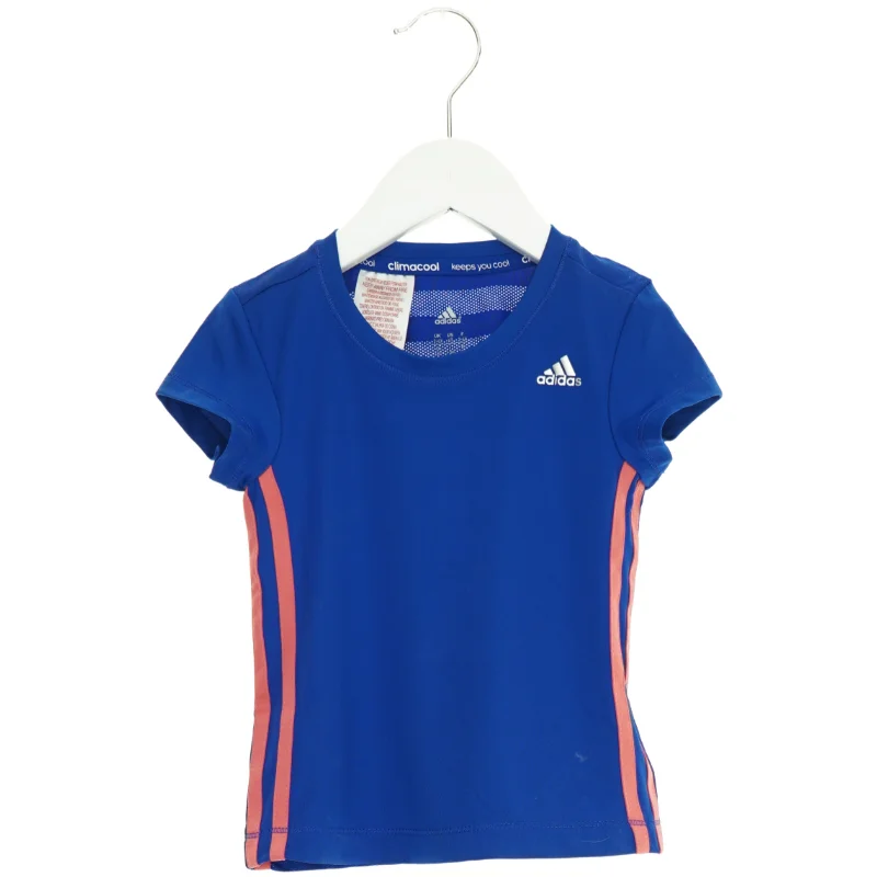 T-Shirt fra Adidas (str. 104 cm)