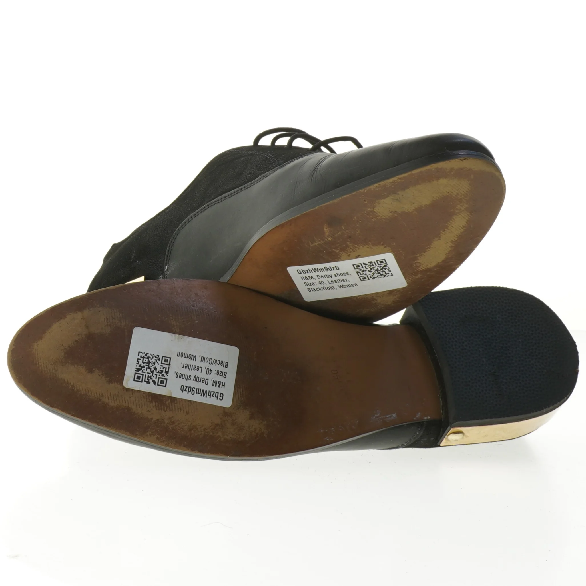 Sort sko med gulddetalje (str. 40 )