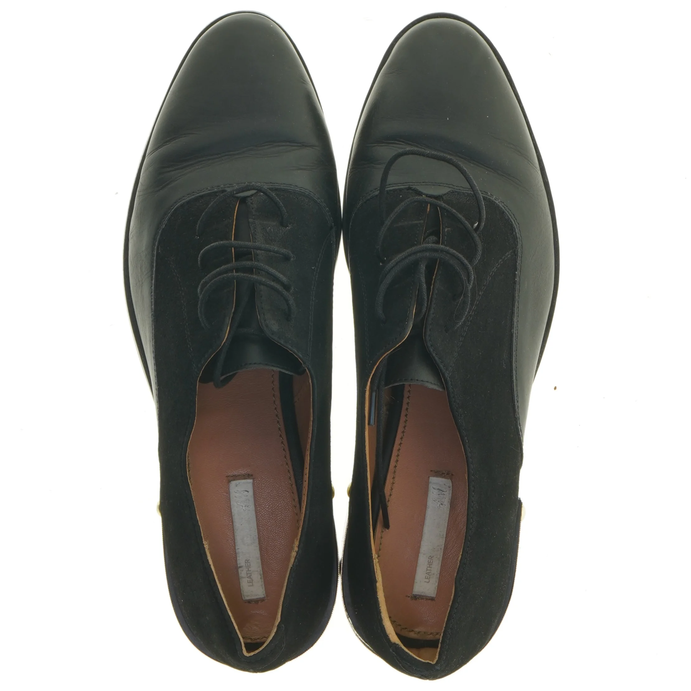 Sort sko med gulddetalje (str. 40 )