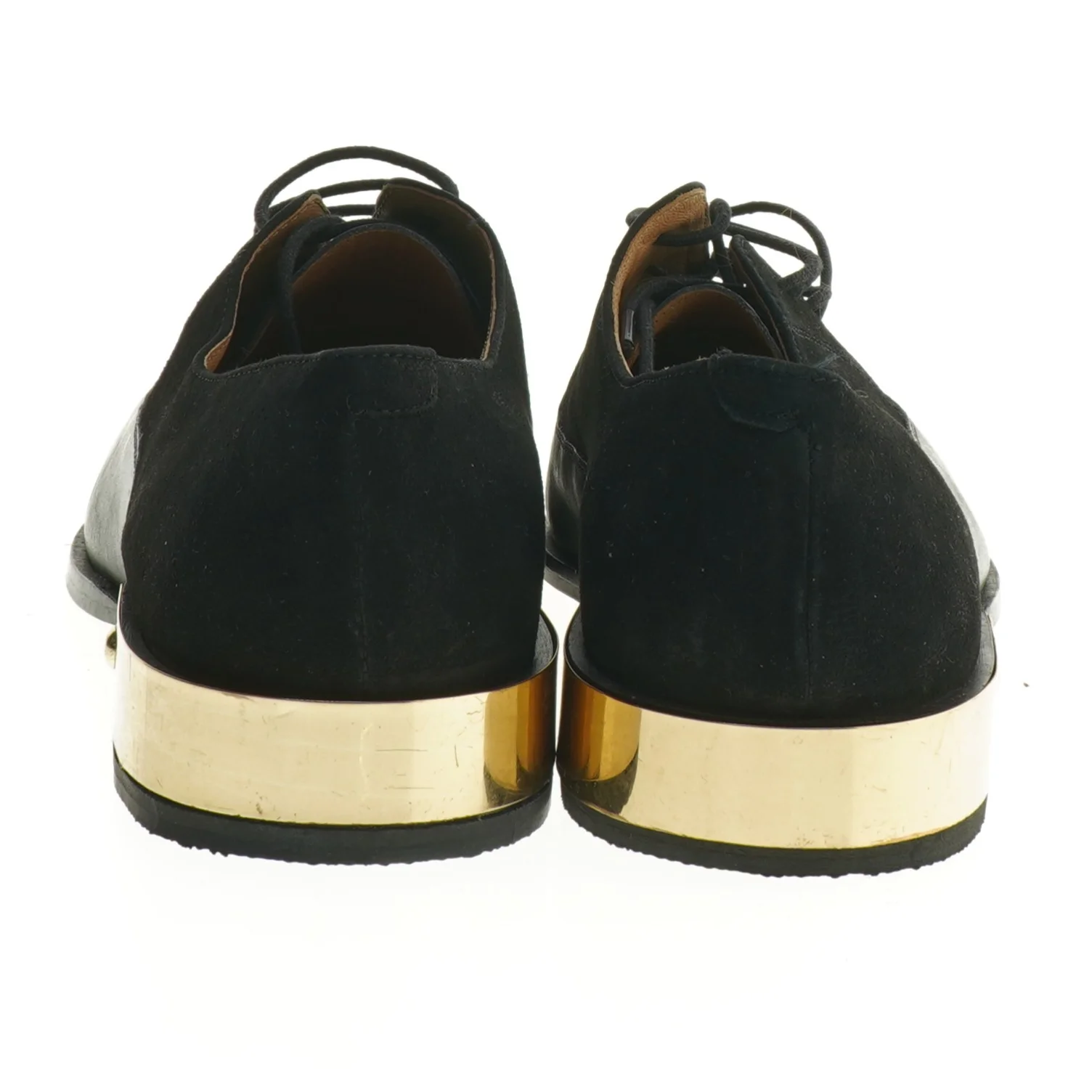 Sort sko med gulddetalje (str. 40 )