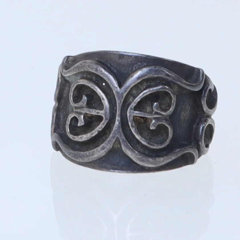 Dekorativt ring med mønster (str. 62 mm)