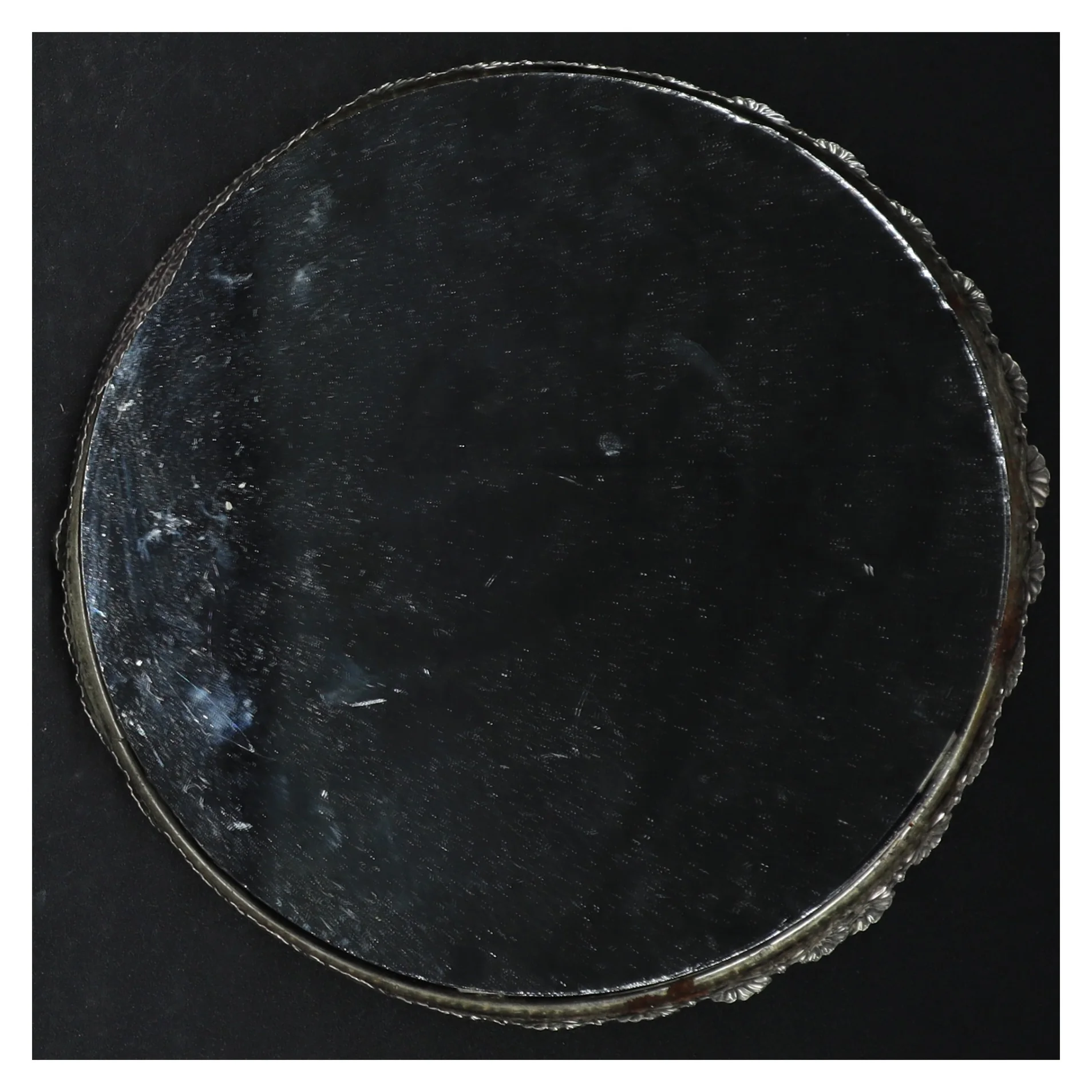 Rundt fad med spejl dekorativ sølvfarvet ramme (str. 19 cm)