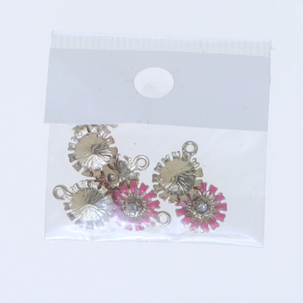 Små vedhæng med blomsterdesign