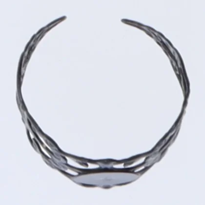 Sort dekoreret ring (str. 63 mm)