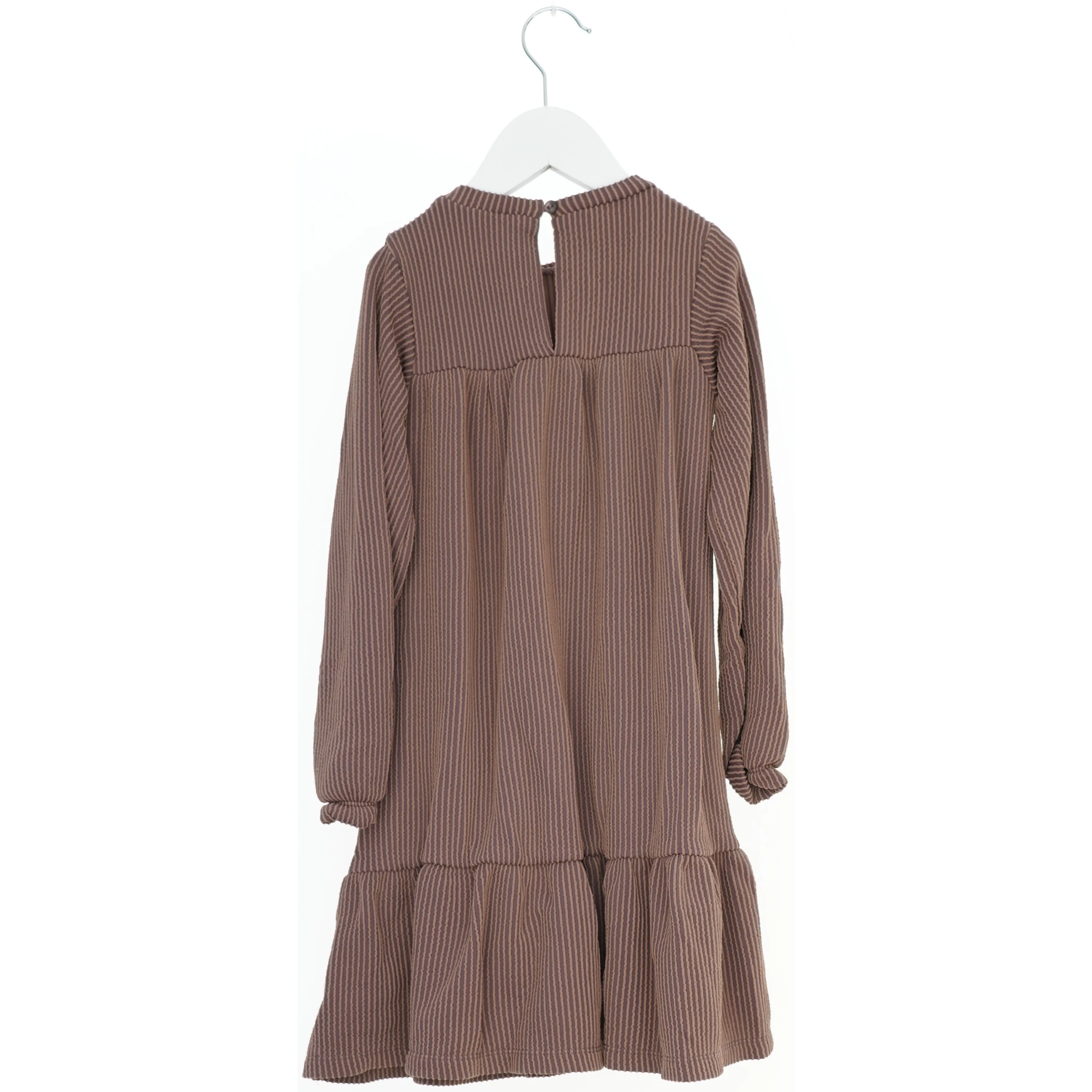 Langærmet stribet kjole fra Pomp de Lux (str. 116)