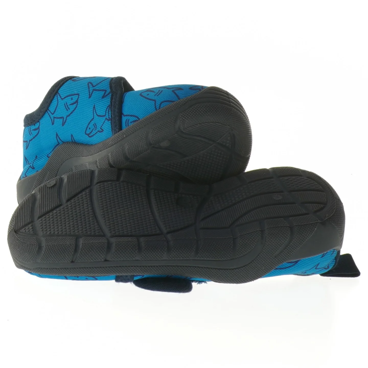 Børnesko med hajmotiv (str. 26 )