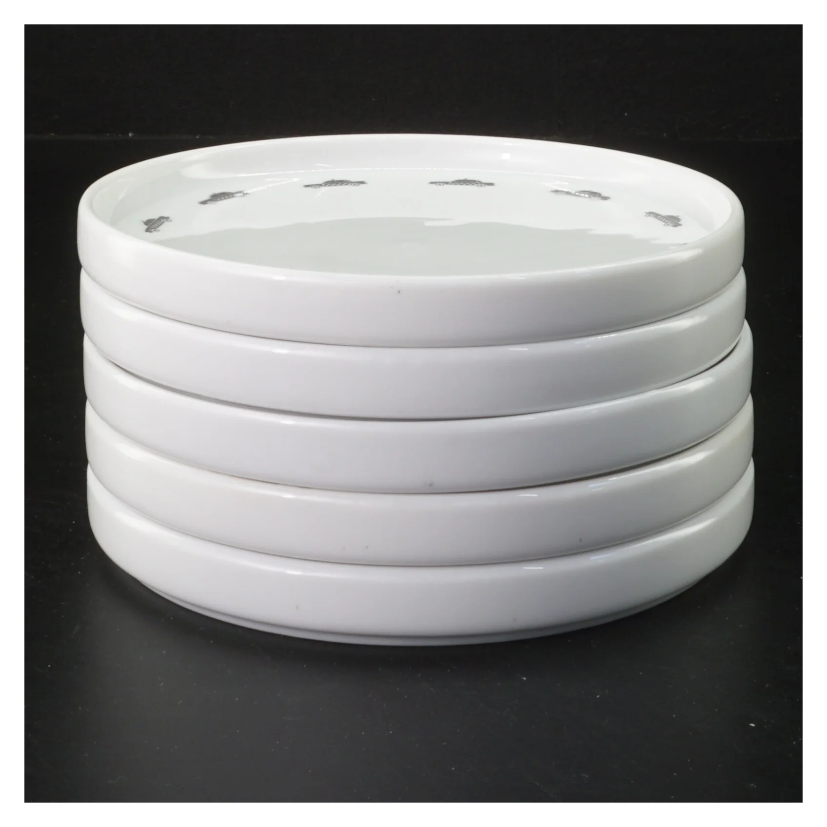 Runde tallerkener s&aelig;t fra BoConcept (str. 5 styk, &oslash; 15 cm)