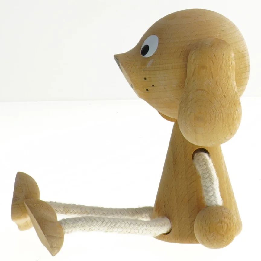 Træfigur formet som hund (str. 10x7 cm)