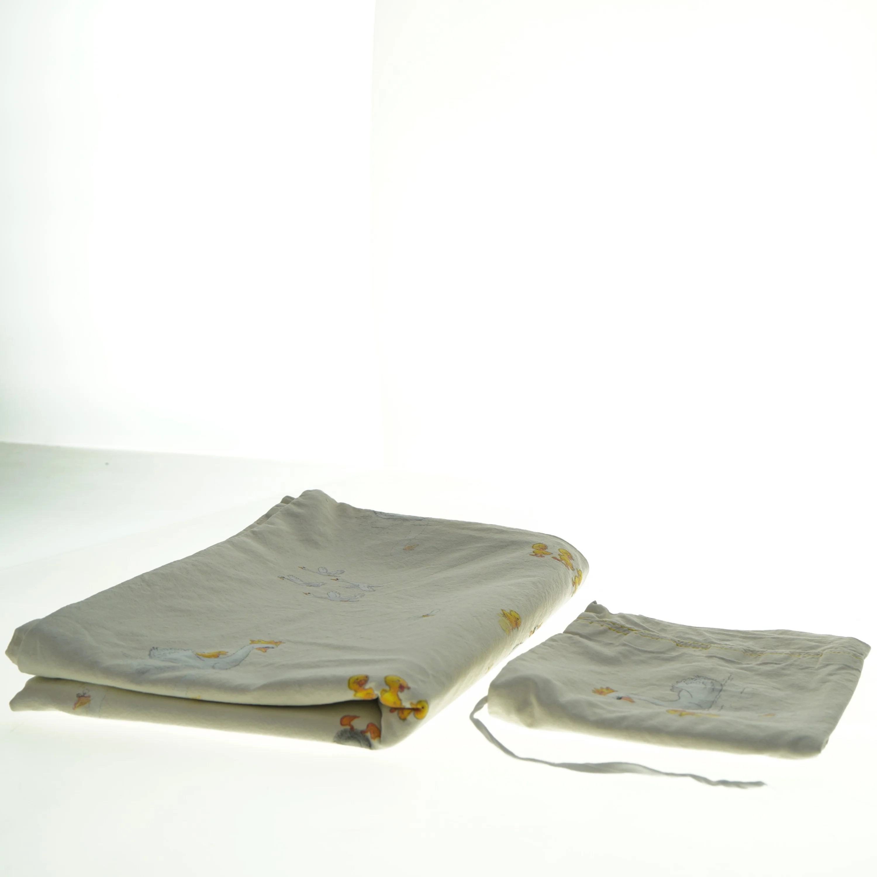 Sengetøj med svanedesign (str. 95 x 124 cm)