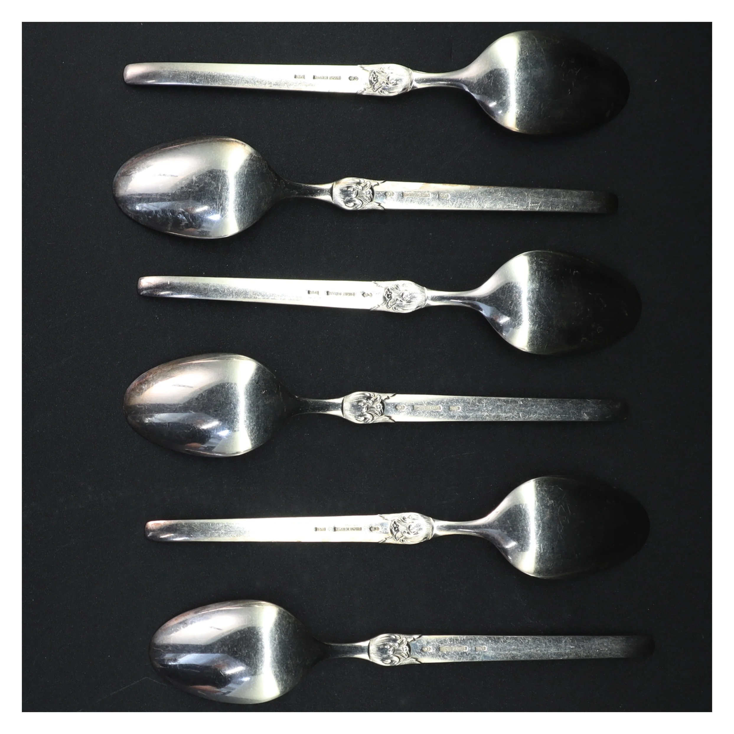 Sølvskeer med detaljeret håndtag (str. 19,5 cm)