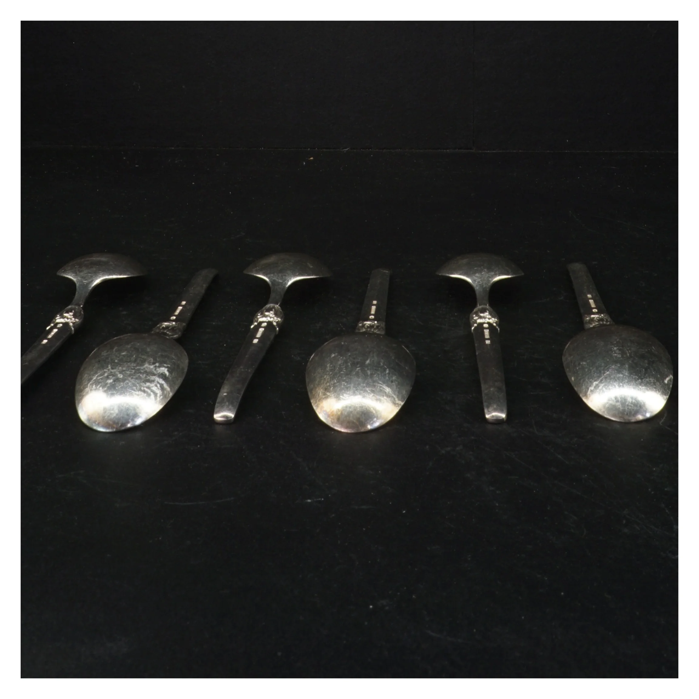 Sølvskeer med detaljeret håndtag (str. 19,5 cm)