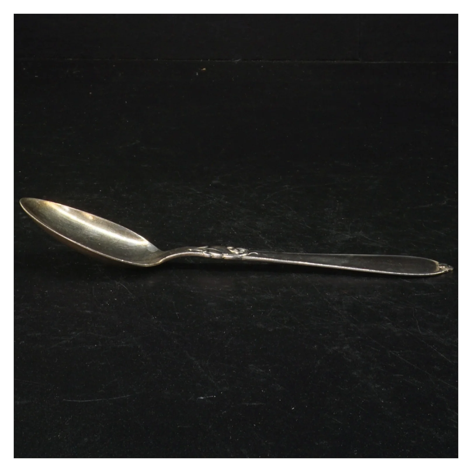 Sølvske med ornamentering fra Atla (str. 18 cm)