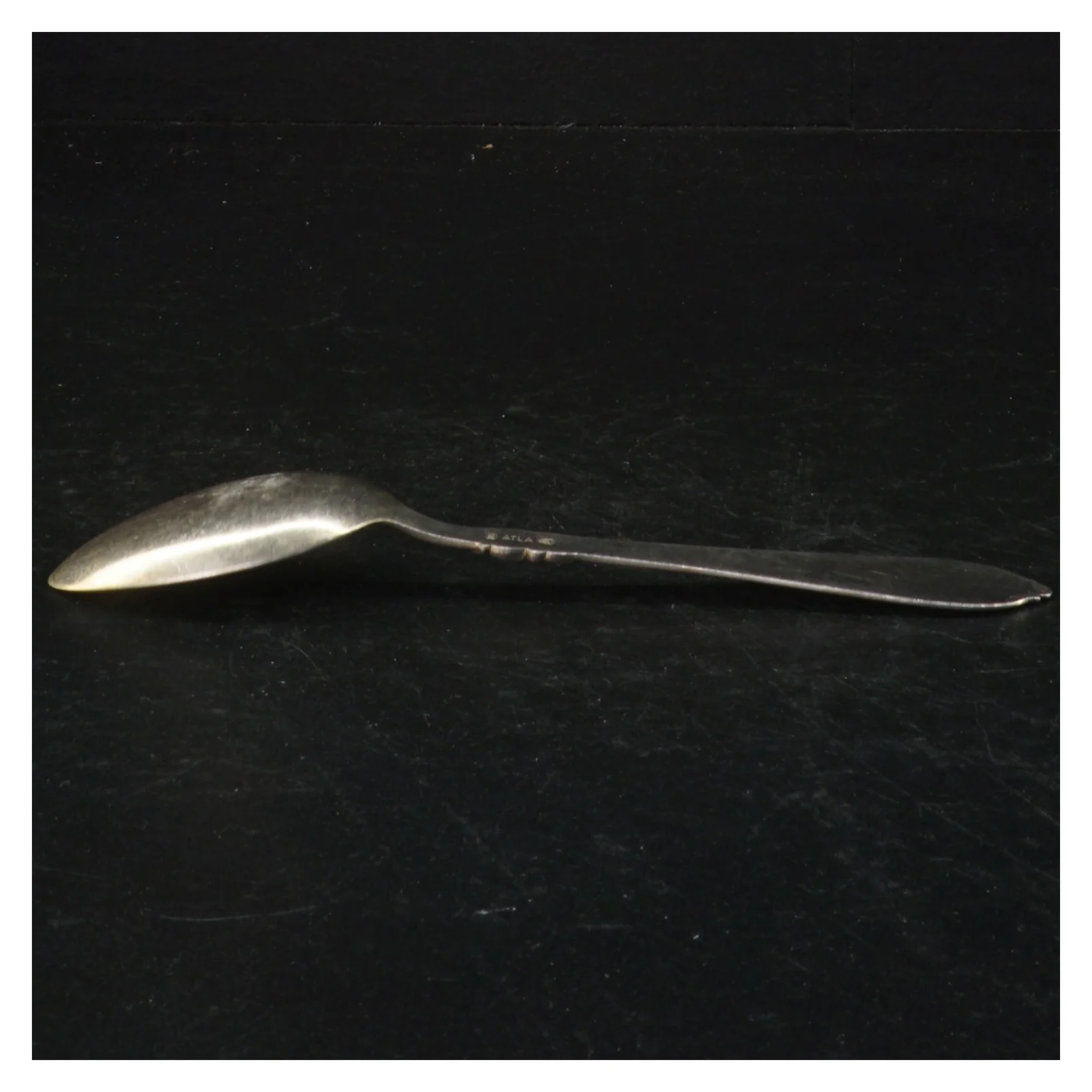Sølvske med ornamentering fra Atla (str. 18 cm)