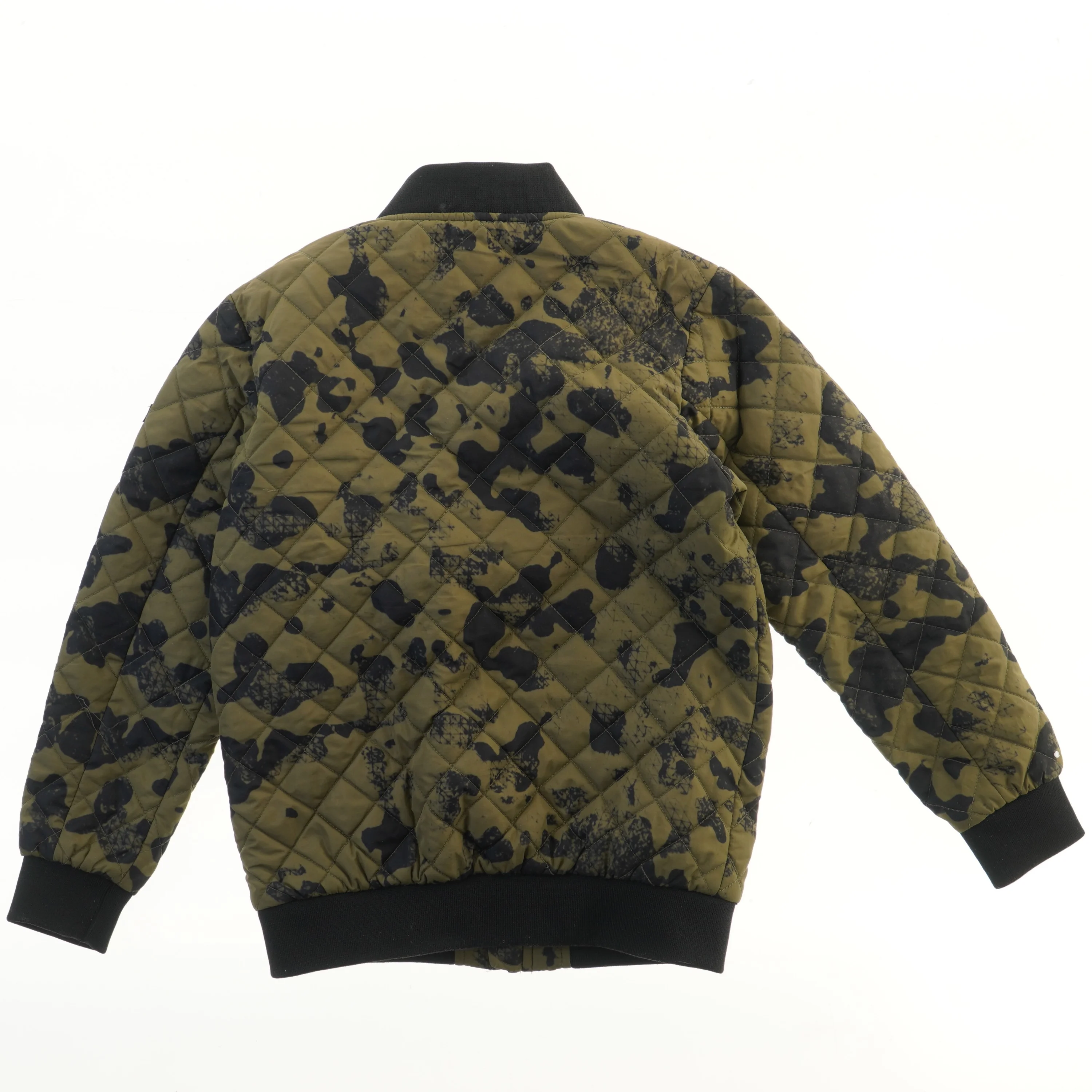 Vatteret jakke med camouflage mønster fra ZigZag (str. 146)