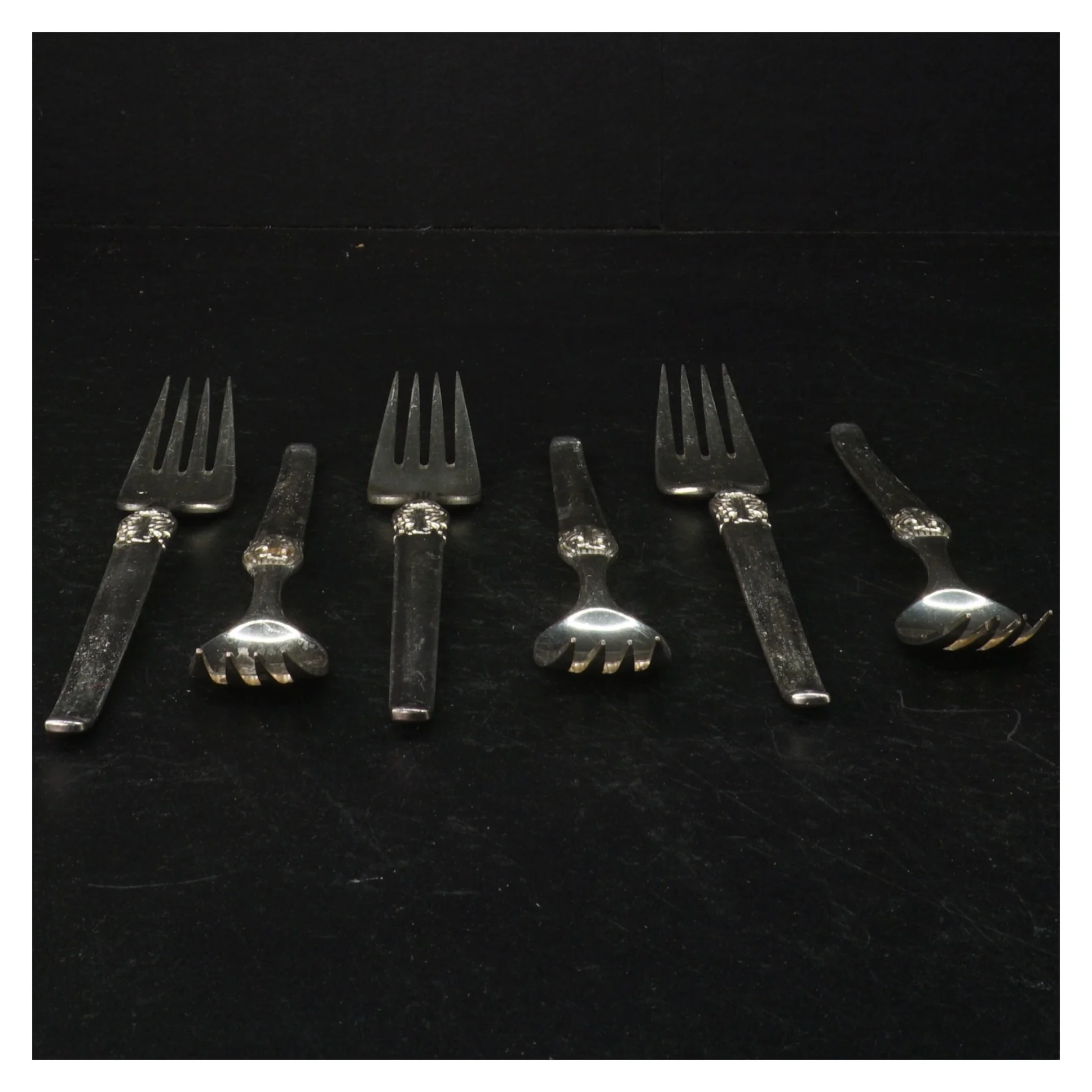 S&oslash;lvfarvede kagegafler