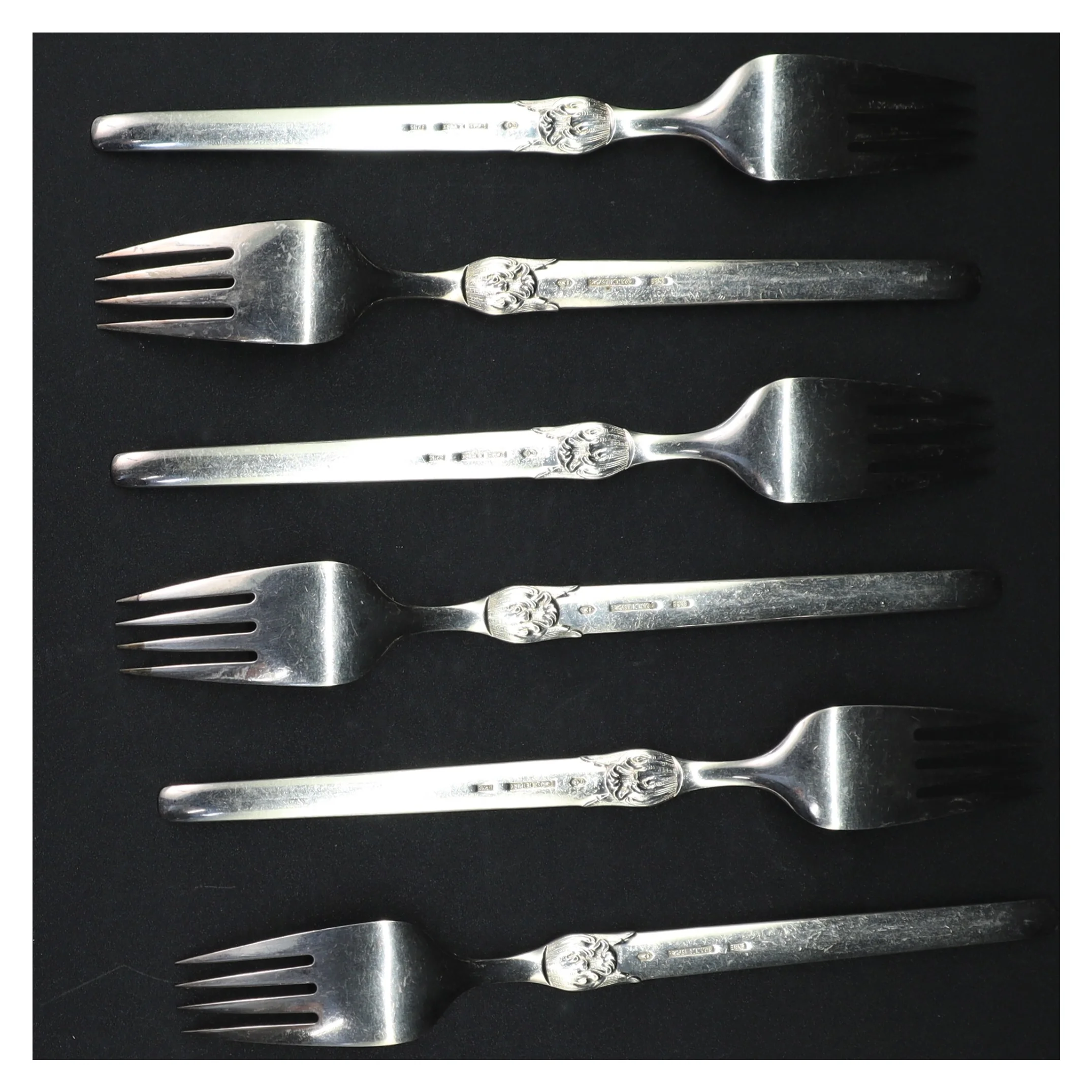 Sølvfarvede kagegafler