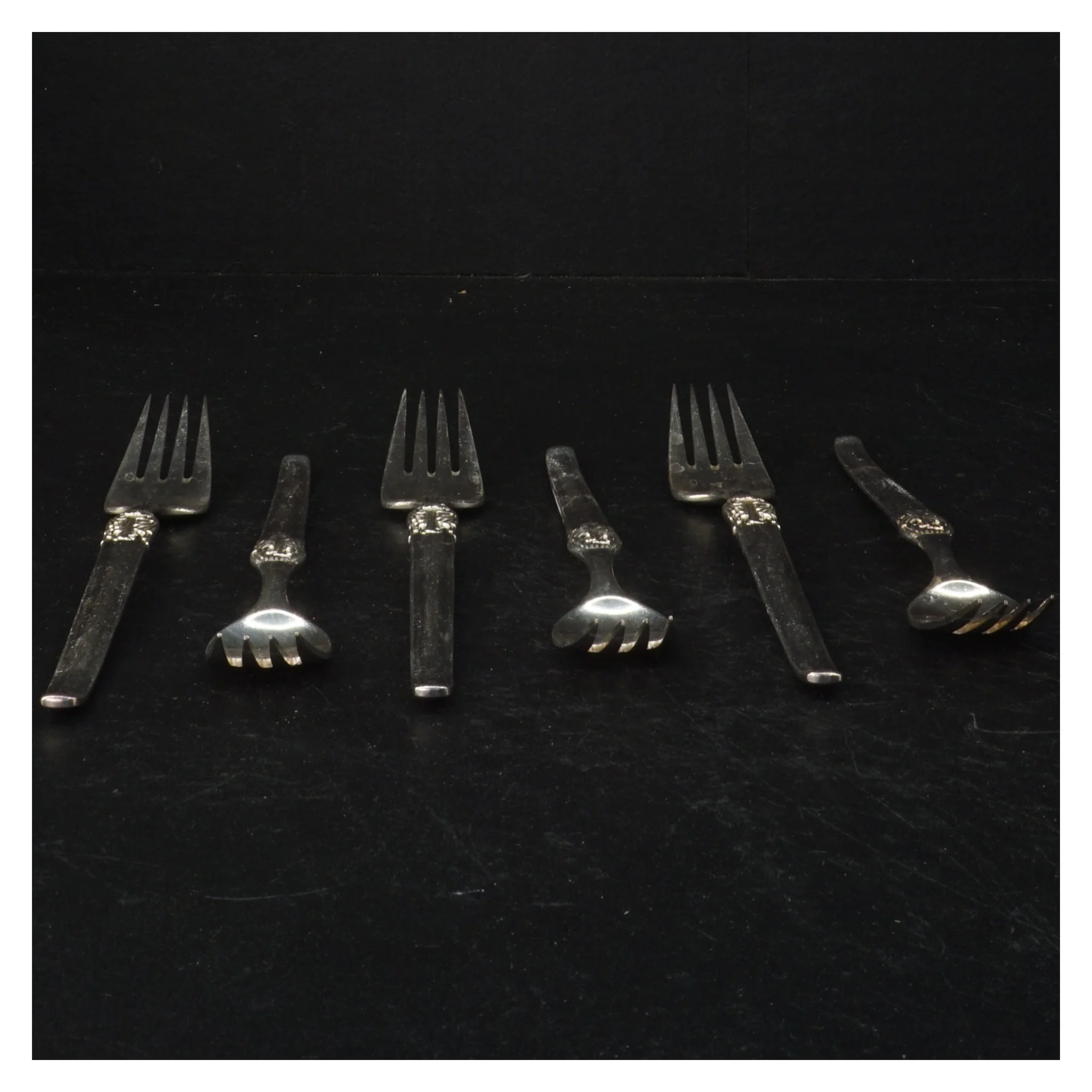 Sølvfarvede gafler med dekoration (str. 19,5 cm)