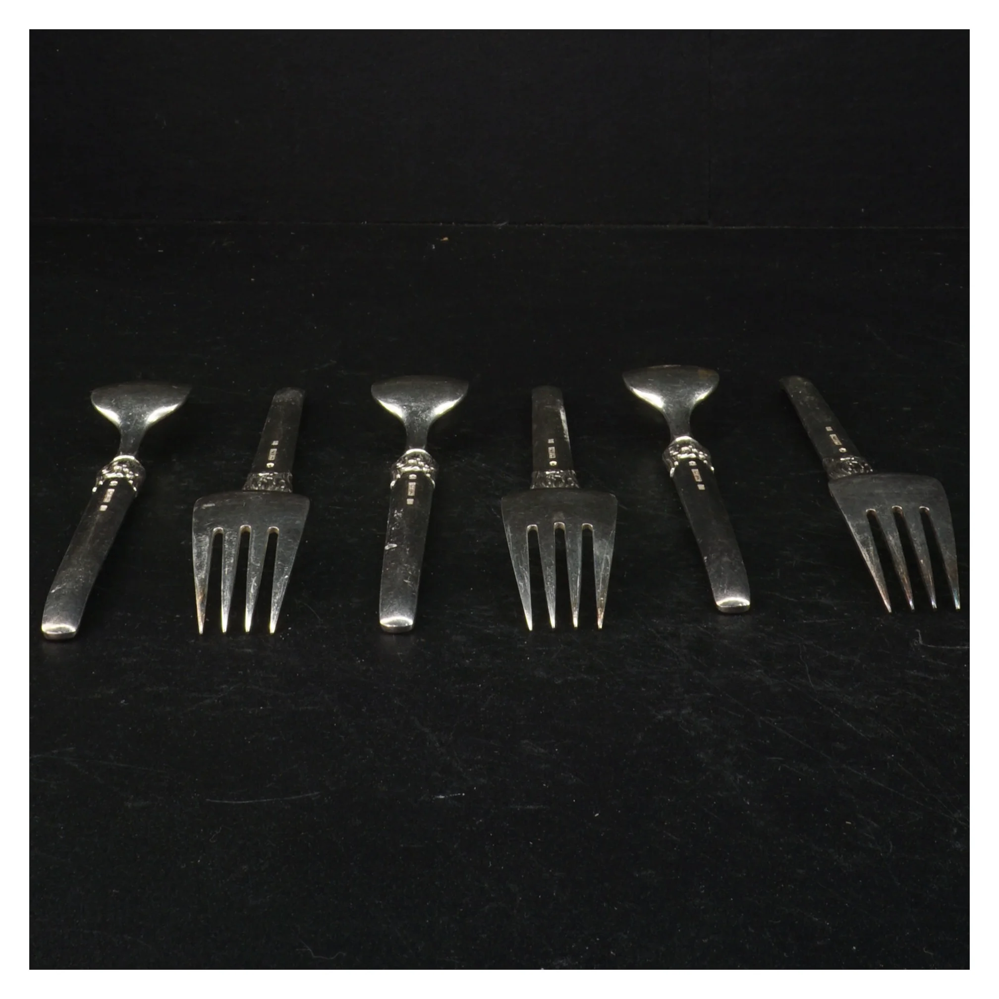 Sølvfarvede gafler med dekoration (str. 19,5 cm)