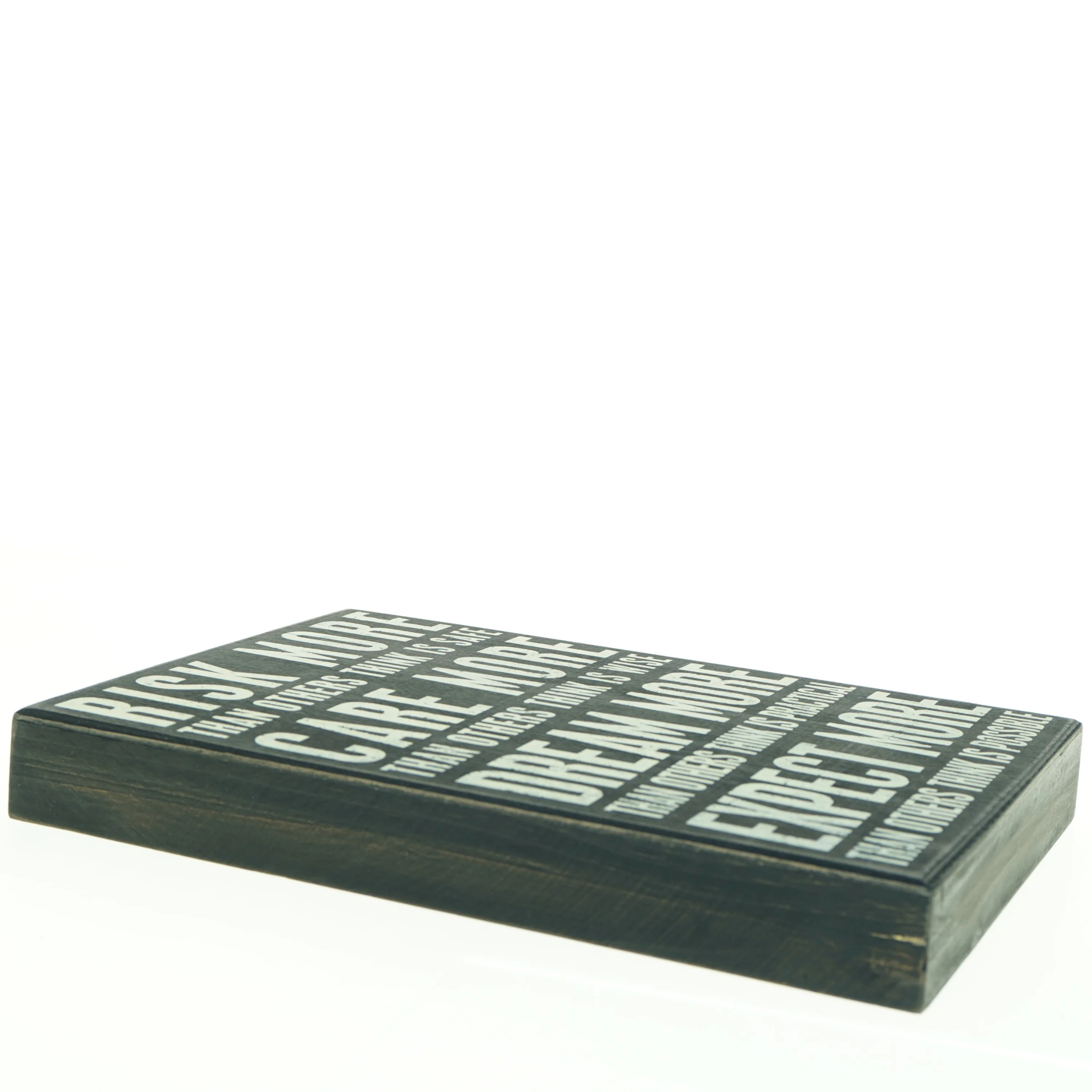 Sort træskilt/ophæng med inspirerende citat. Produkt fra Primitives by Kathy (str. 35 x 25 x 4 cm)