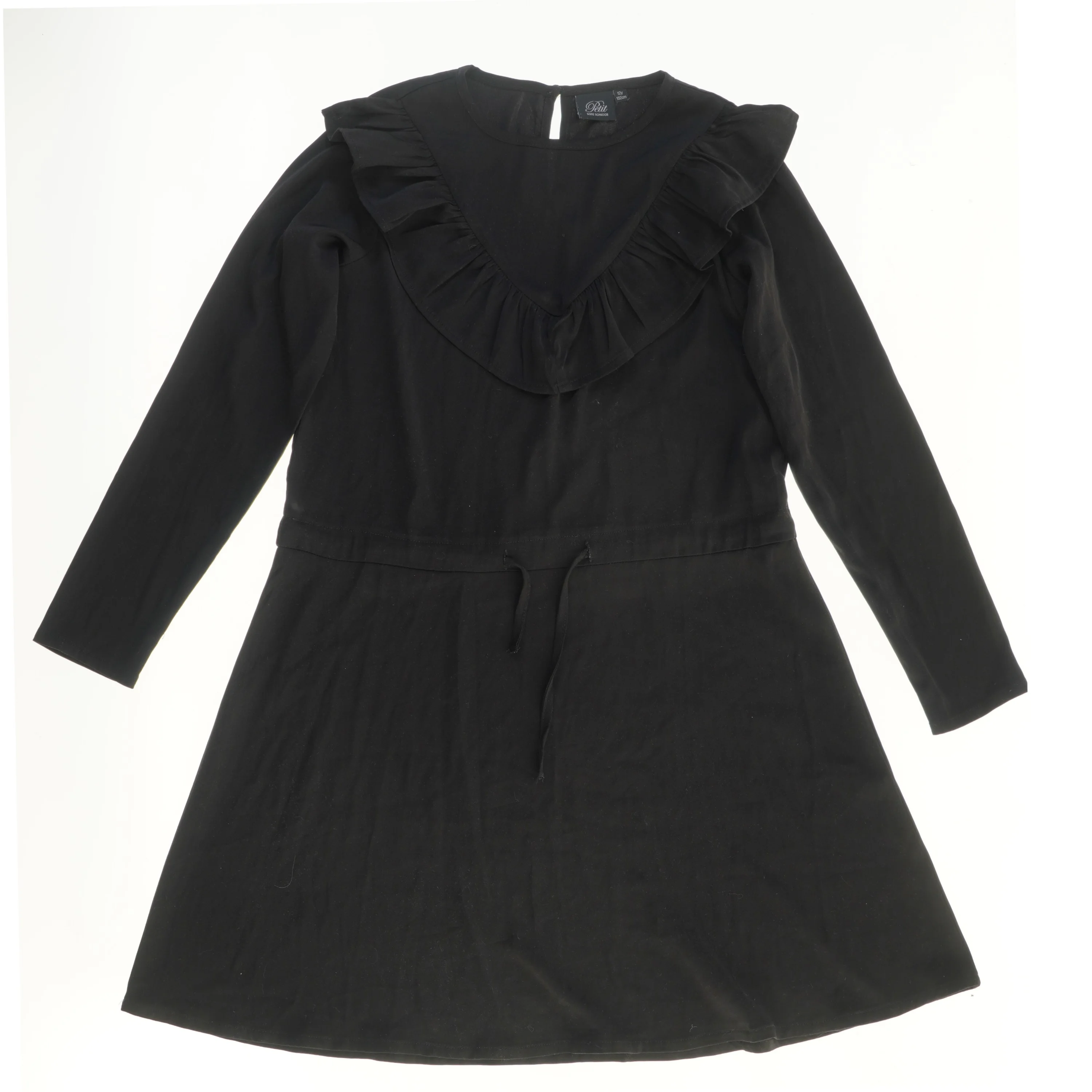 Sort kjole med lange ærmer og flæsedetaljer fra Sofie Schnoor (str. 152)