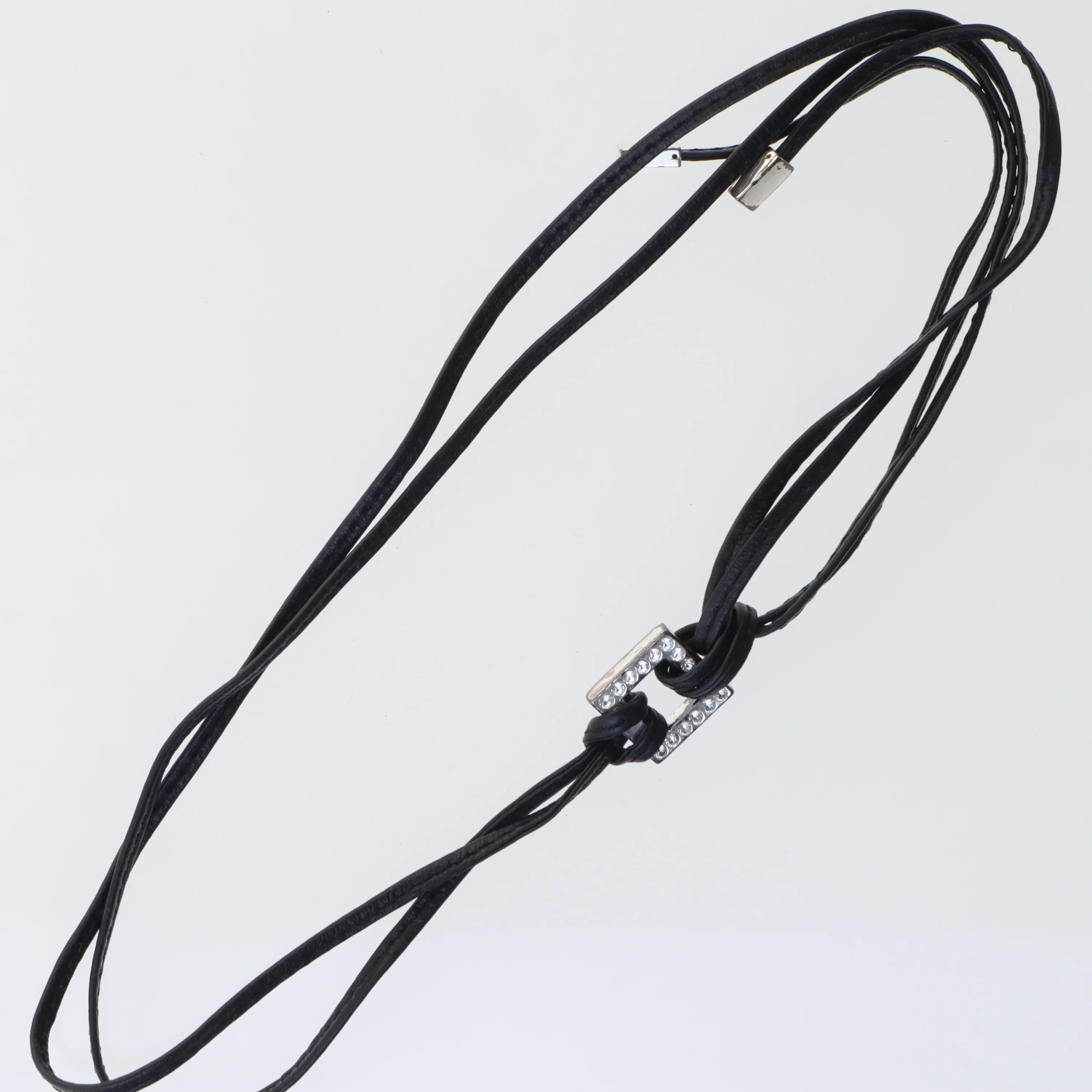 Sort lædersnor med vedhæng (str. 26 cm)