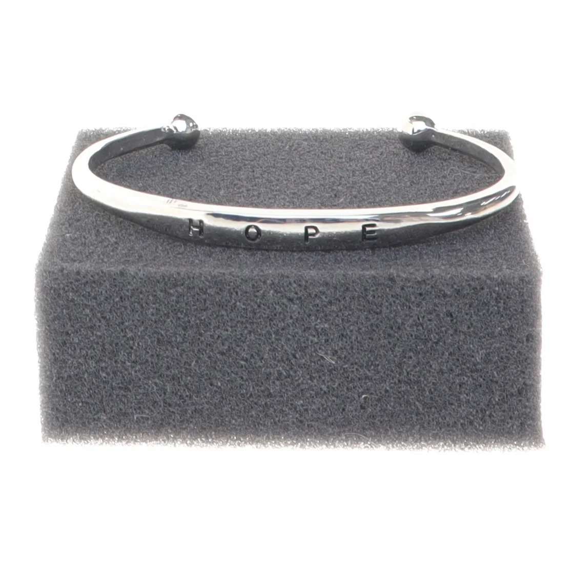 Sølvfarvet armbånd med indgravering (str. Ø 6,5 cm)