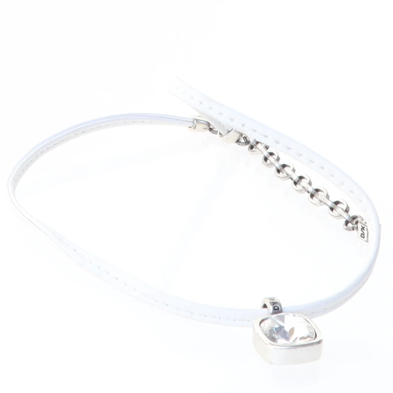 Hvid halskæde med hjertevedhæng (str. 42 cm)