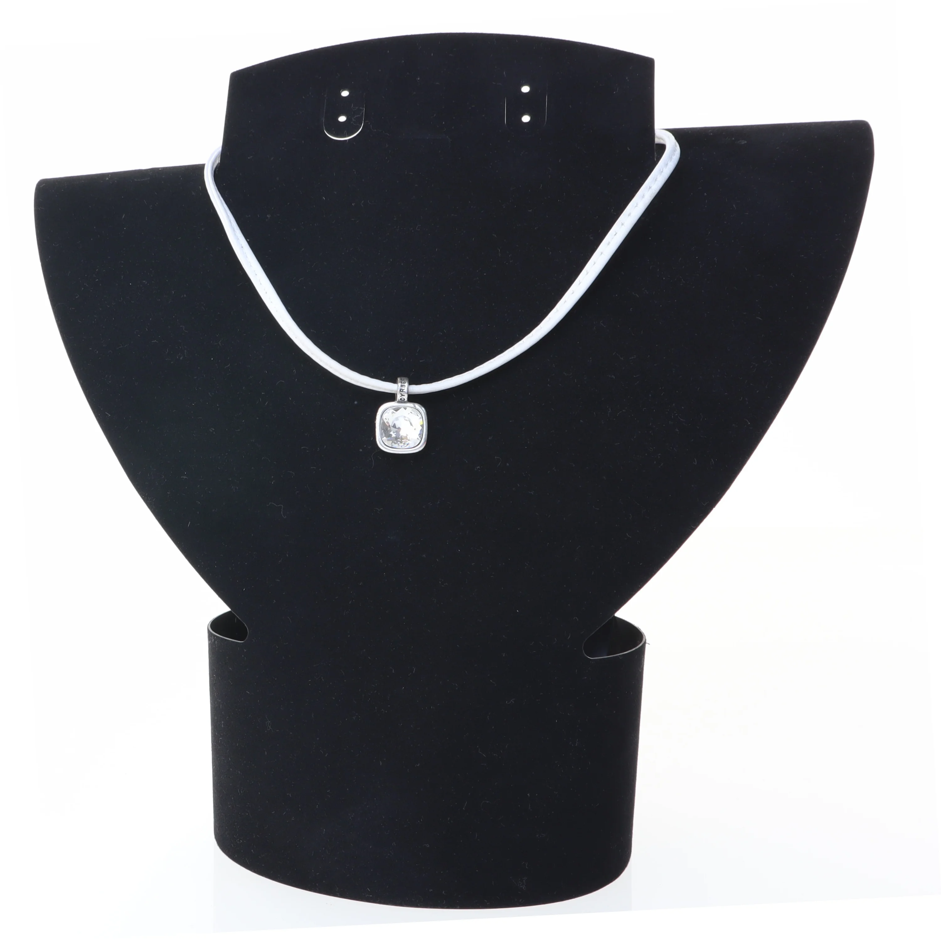 Hvid halsk&aelig;de med hjertevedh&aelig;ng (str. 42 cm)