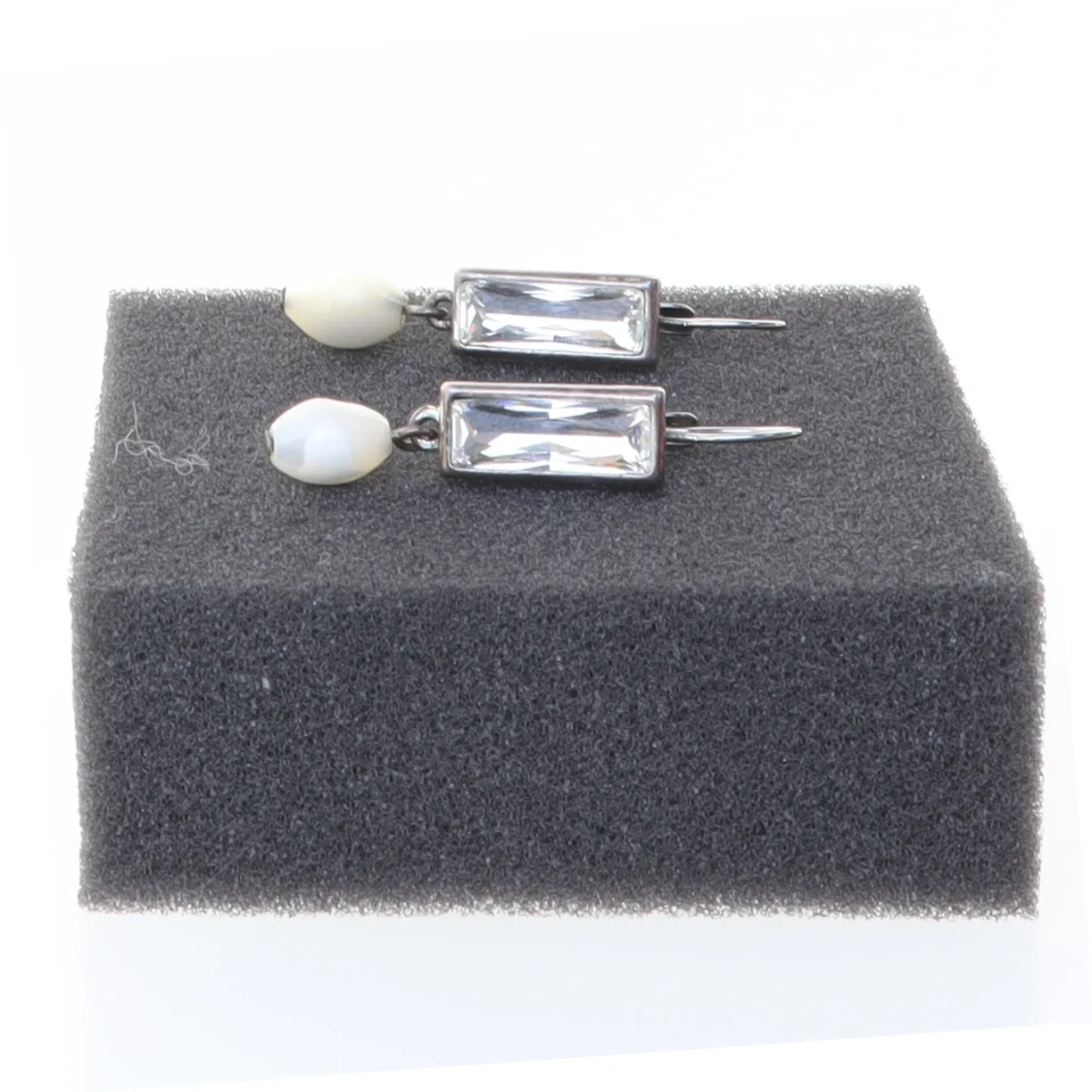 Øreringe med hvid perle og rektangulær krystal (str. 4 cm)