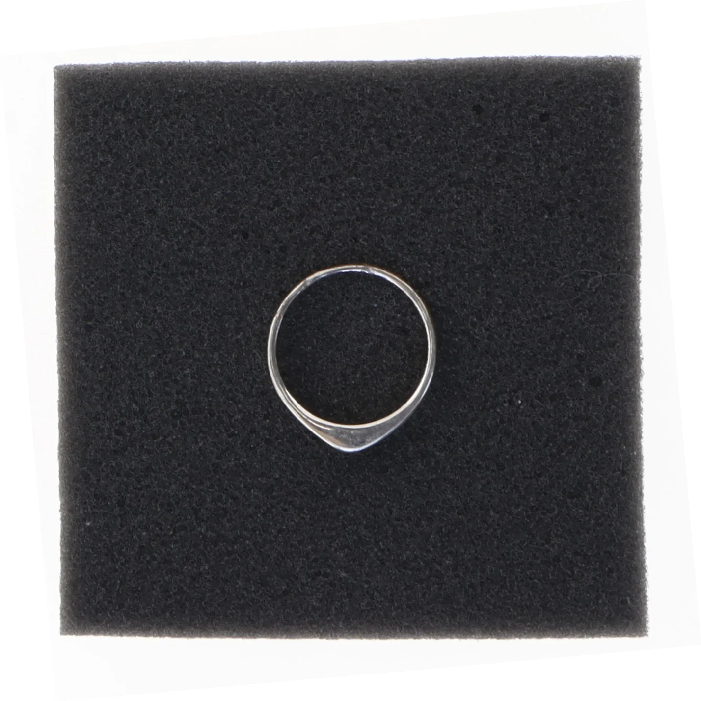 Sølvring med enkel sten